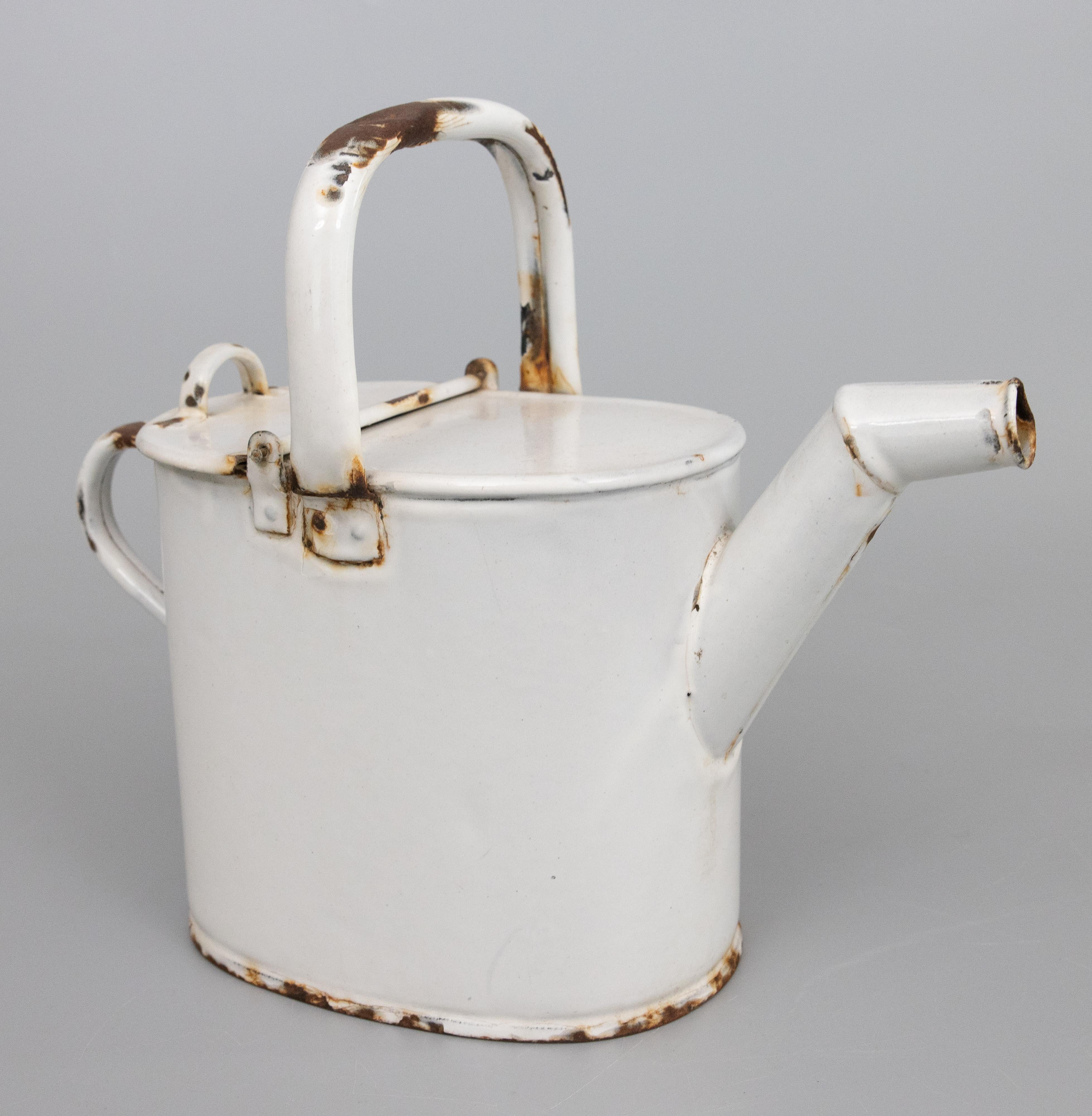 Antigua regadera francesa de esmalte blanco Jarra de agua caliente, circa 1920 Metal en venta
