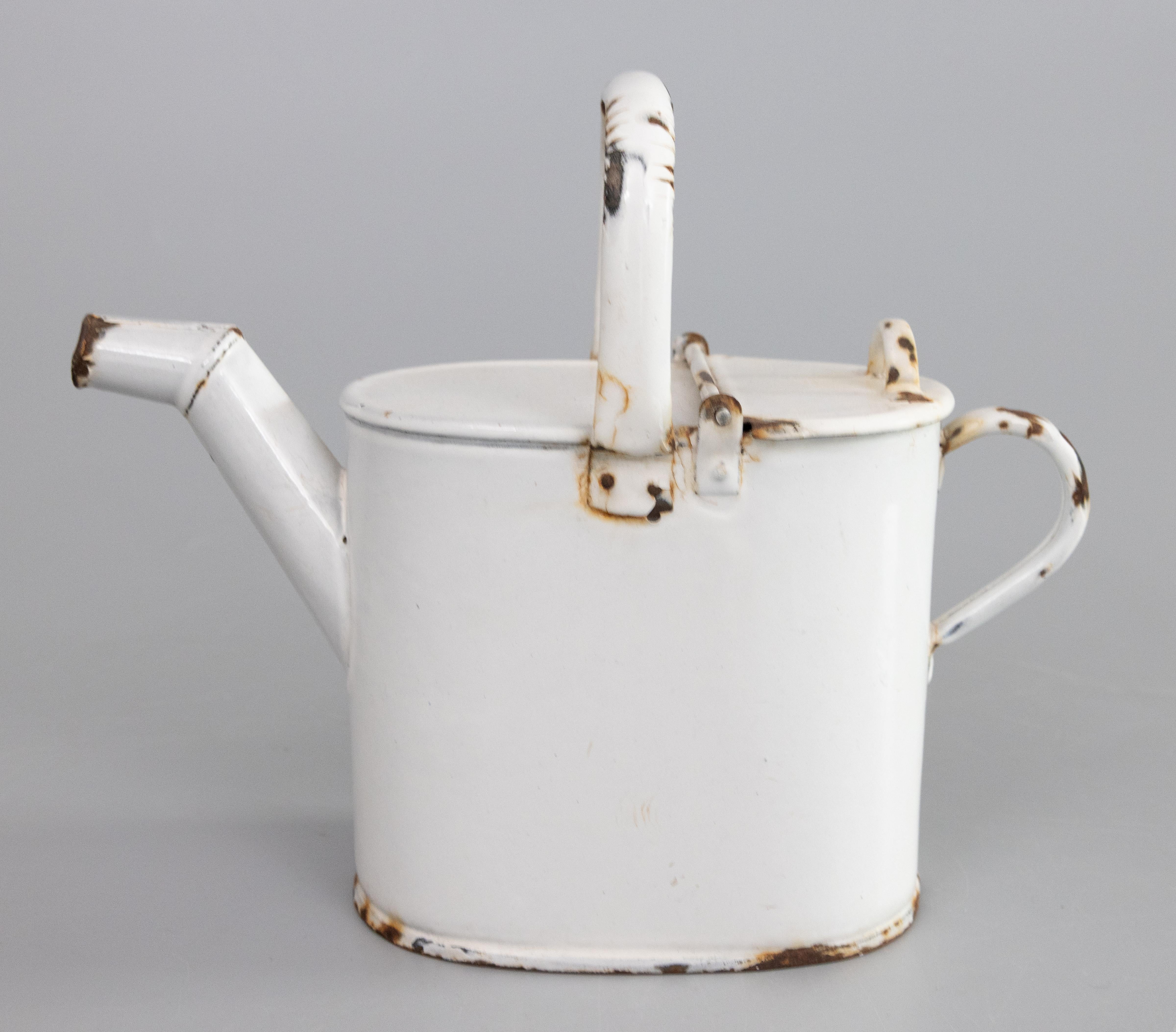 Antigua regadera francesa de esmalte blanco Jarra de agua caliente, circa 1920 en venta 2