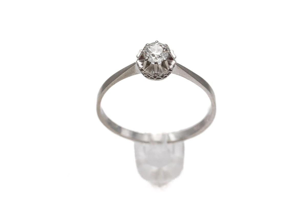 Dopoguerra Anello francese antico in oro bianco con un diamante da 0,40 carati in vendita