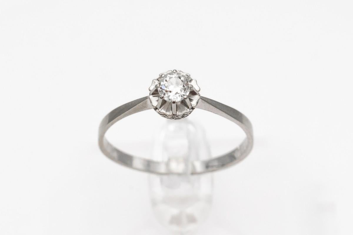 Taglio antico europeo Anello francese antico in oro bianco con un diamante da 0,40 carati in vendita