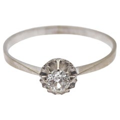 Bague française ancienne en or blanc avec un diamant de 0,40 carat