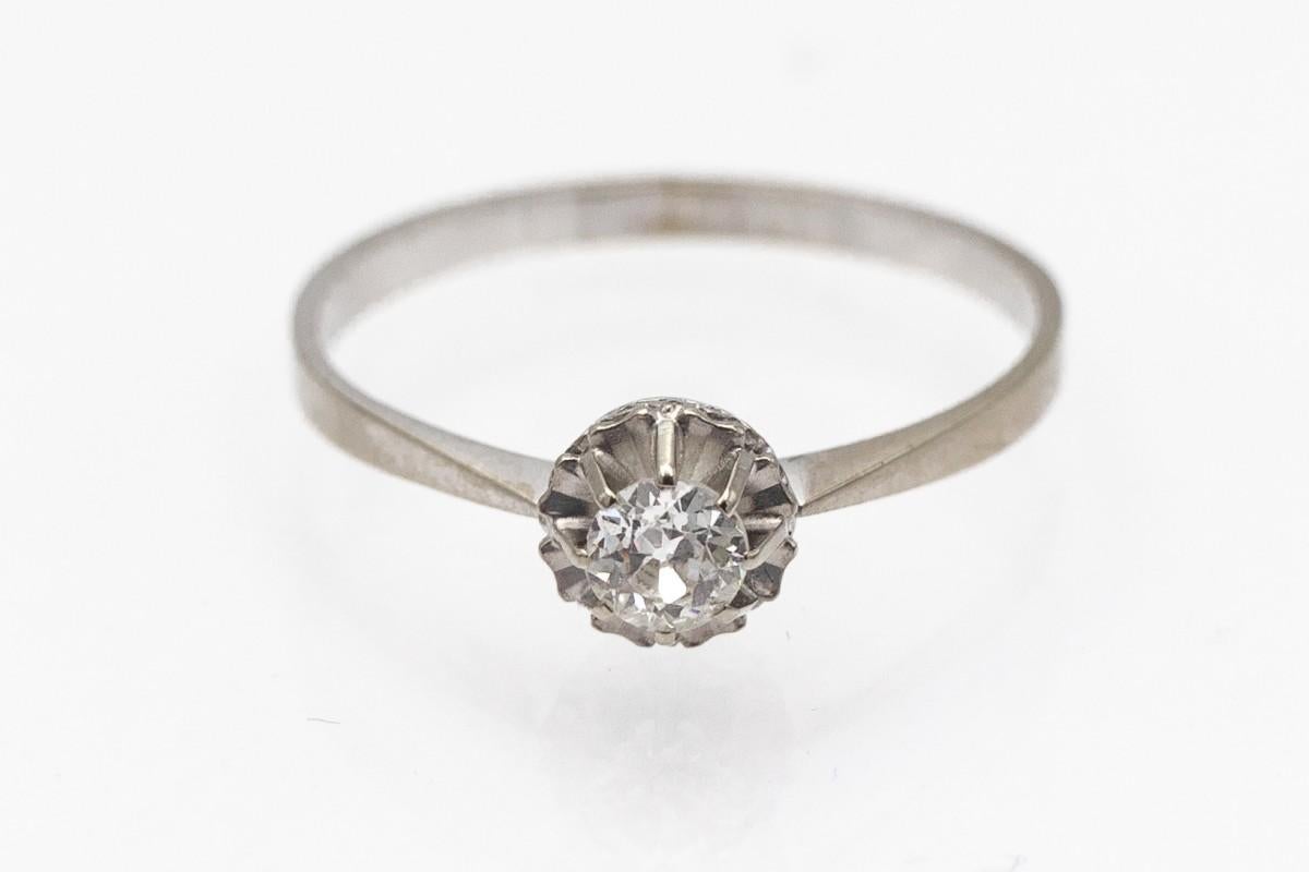Antique engagement ring made of 0.750 white gold

Made in France in the early 20th century.

The classic, delicate shape of the ring with a diamond embedded in an openwork crown makes it timeless and makes it current in style.

High-quality diamond