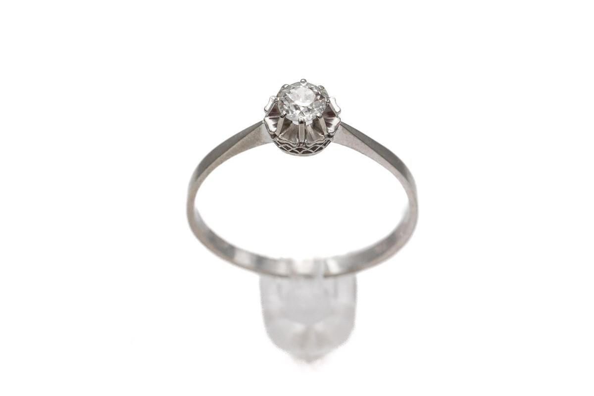 Belle Époque Antique French white gold solitaire ring with a 0.40ct diamond For Sale