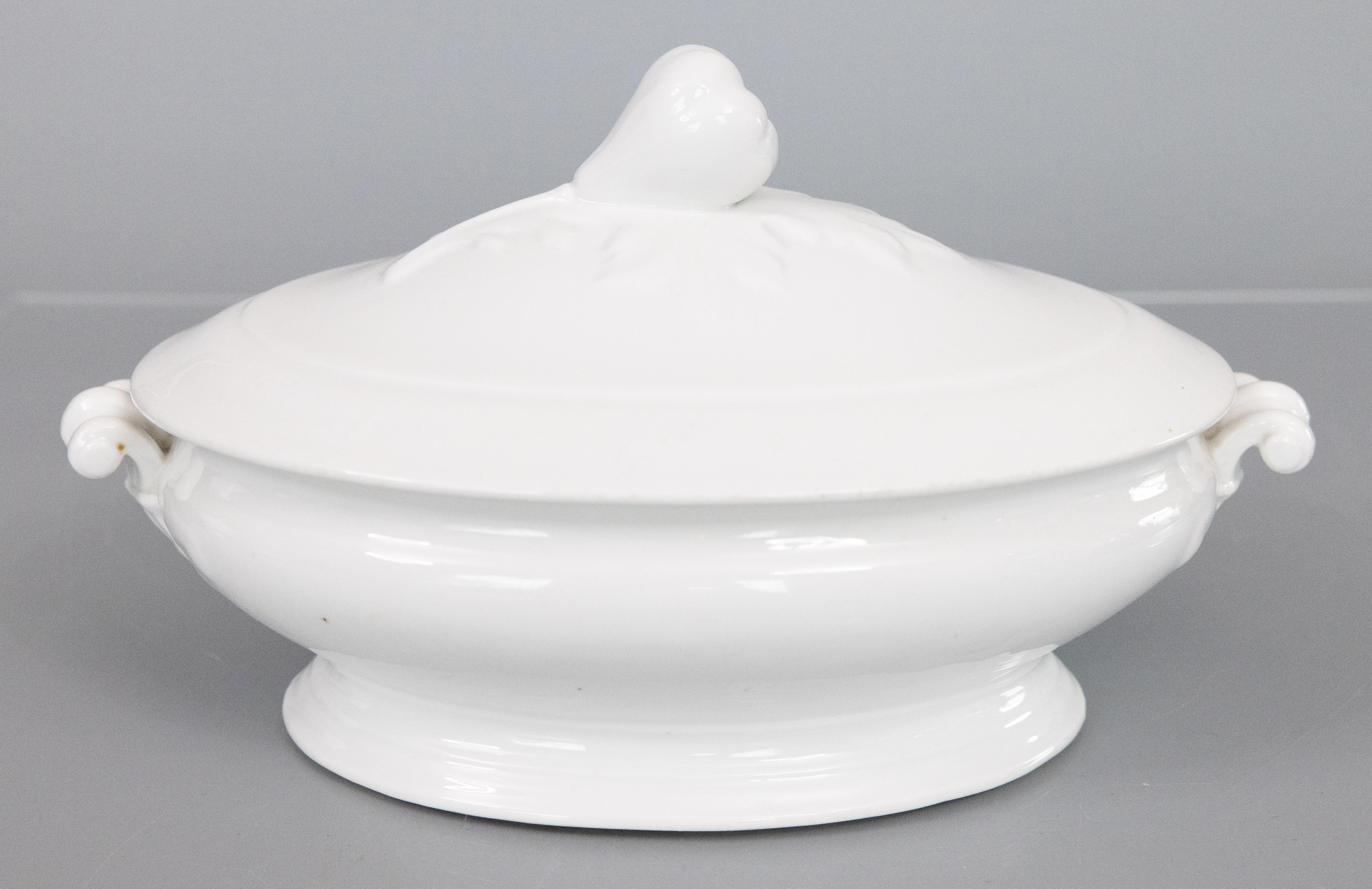 Preciosa sopera ovalada con tapa de hierro blanco francés antiguo, hacia 1900. Sin marca de fabricante. Esta fina sopera tiene un remate decorativo en forma de higo y unas preciosas asas ornamentadas. Es perfecta para exponerla o servirla en tu