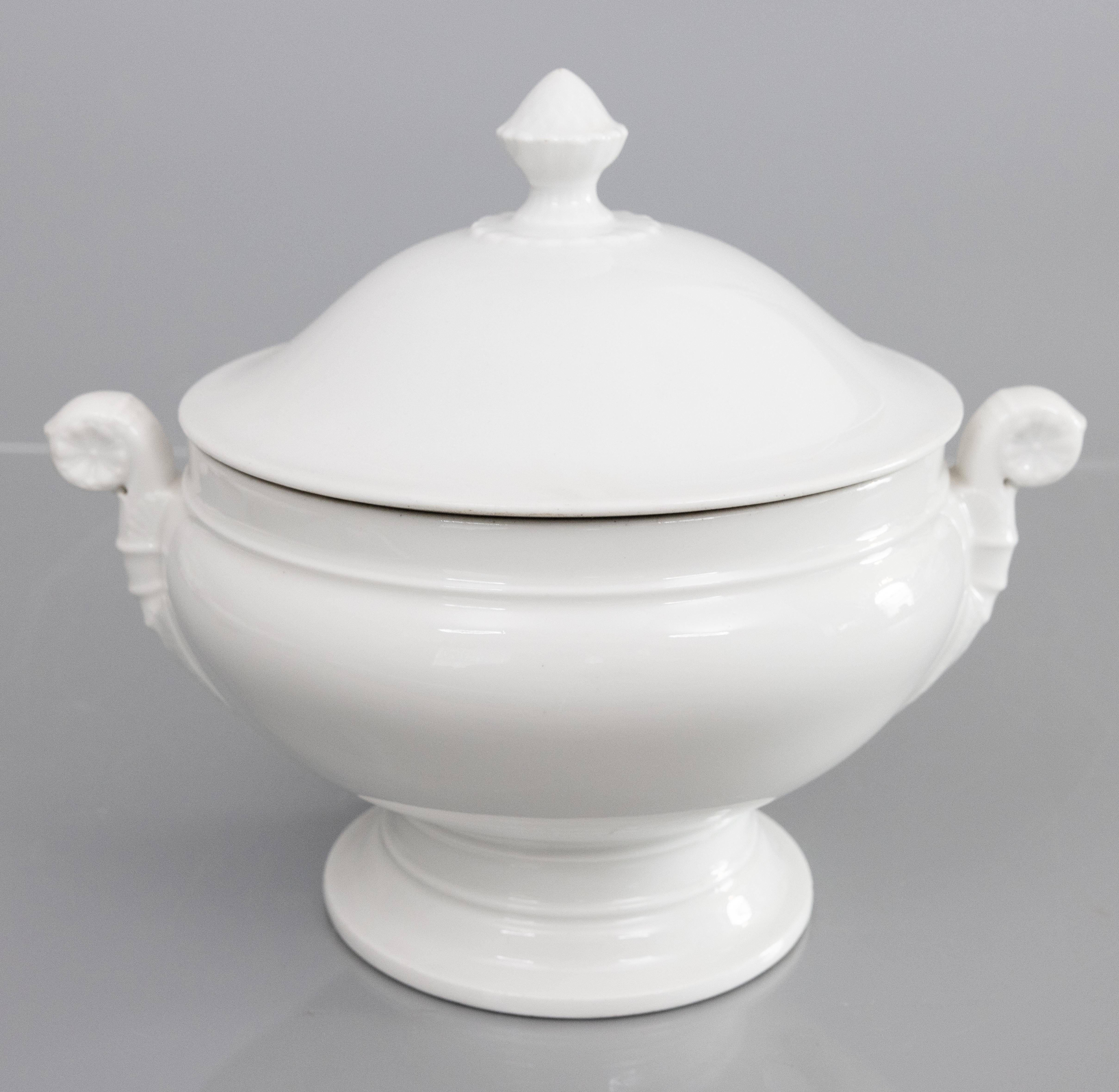 Francese Antique French White Ironstone zuppiera con coperchio in vendita