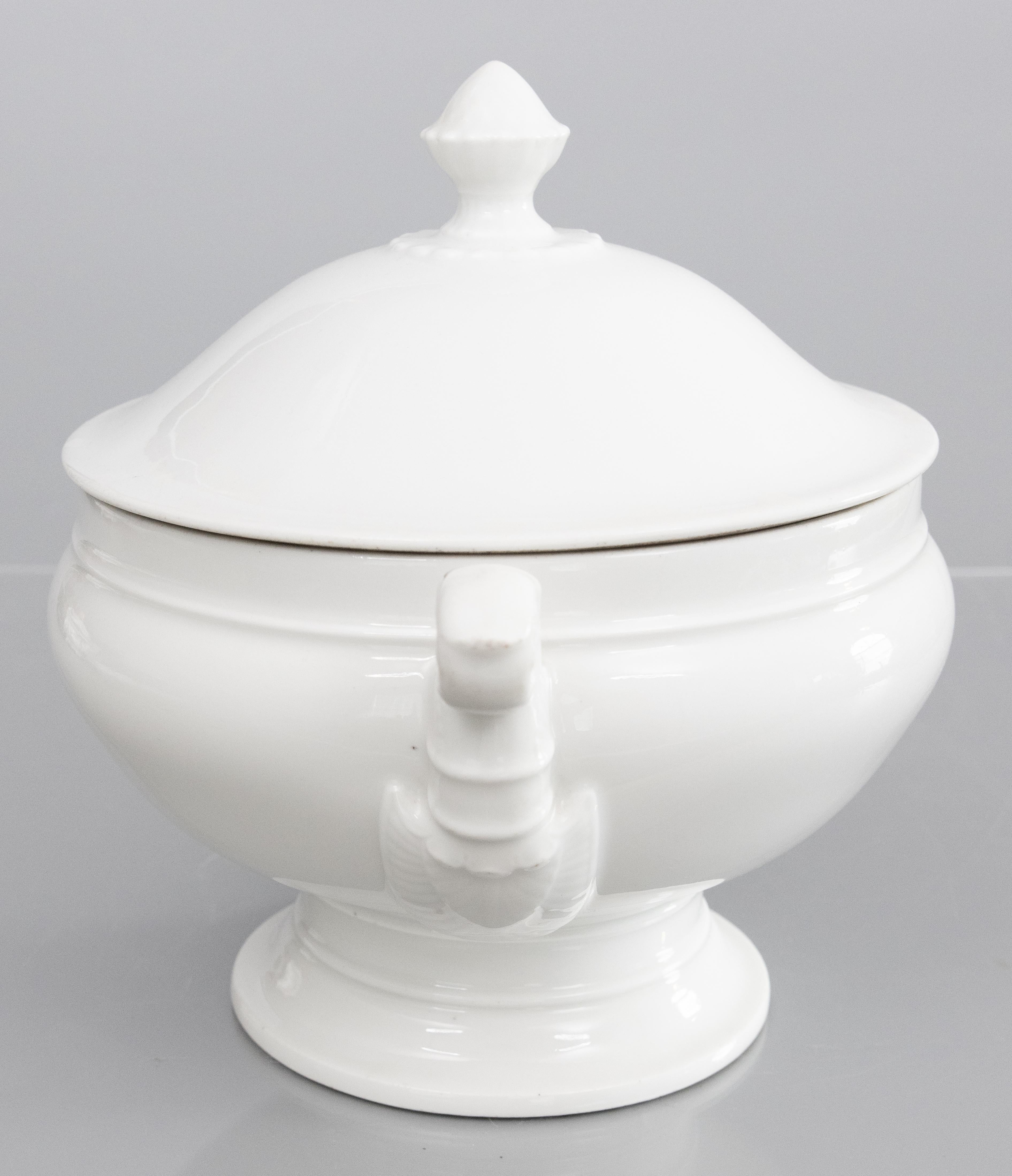 Smaltato Antique French White Ironstone zuppiera con coperchio in vendita