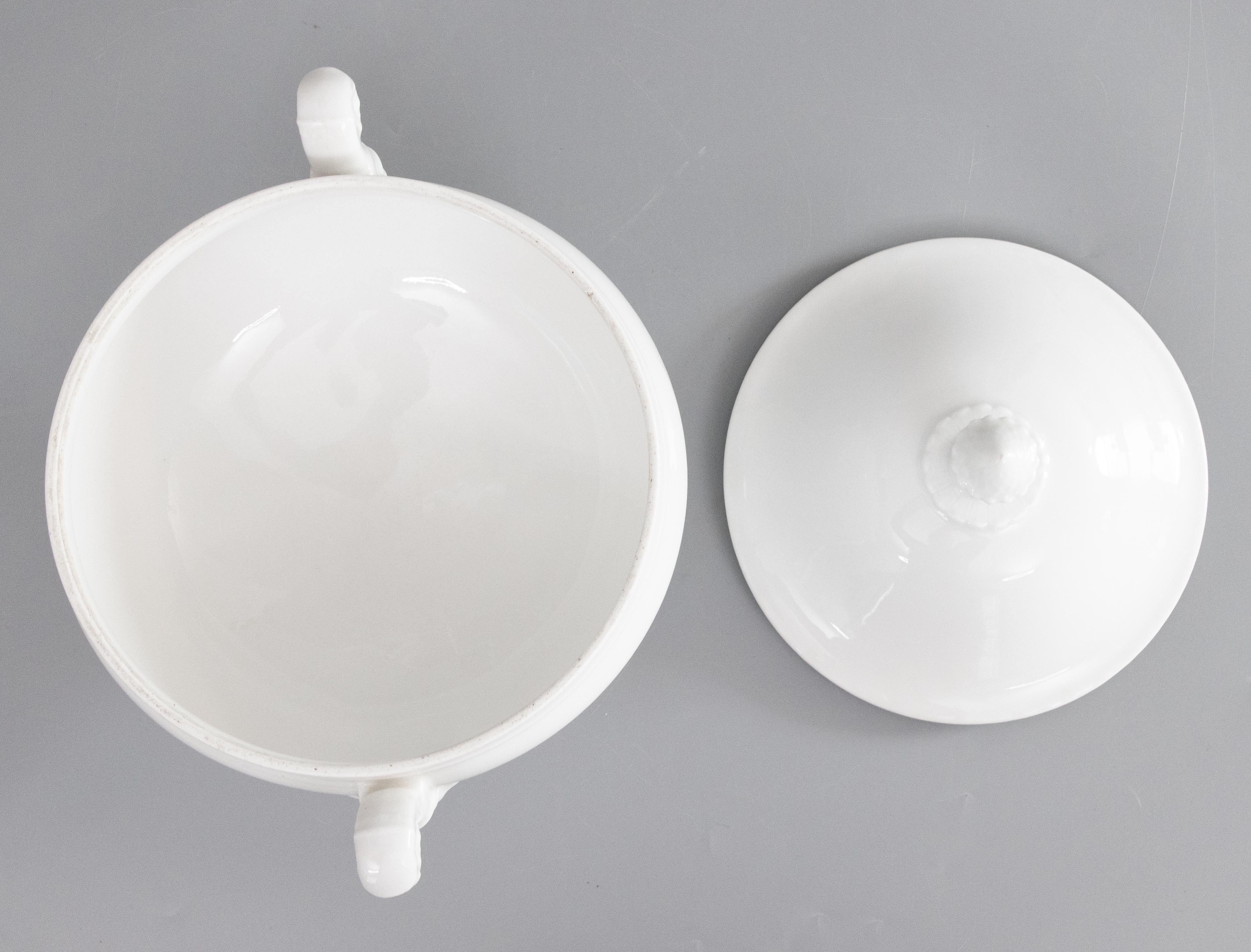 Inizio XX secolo Antique French White Ironstone zuppiera con coperchio in vendita