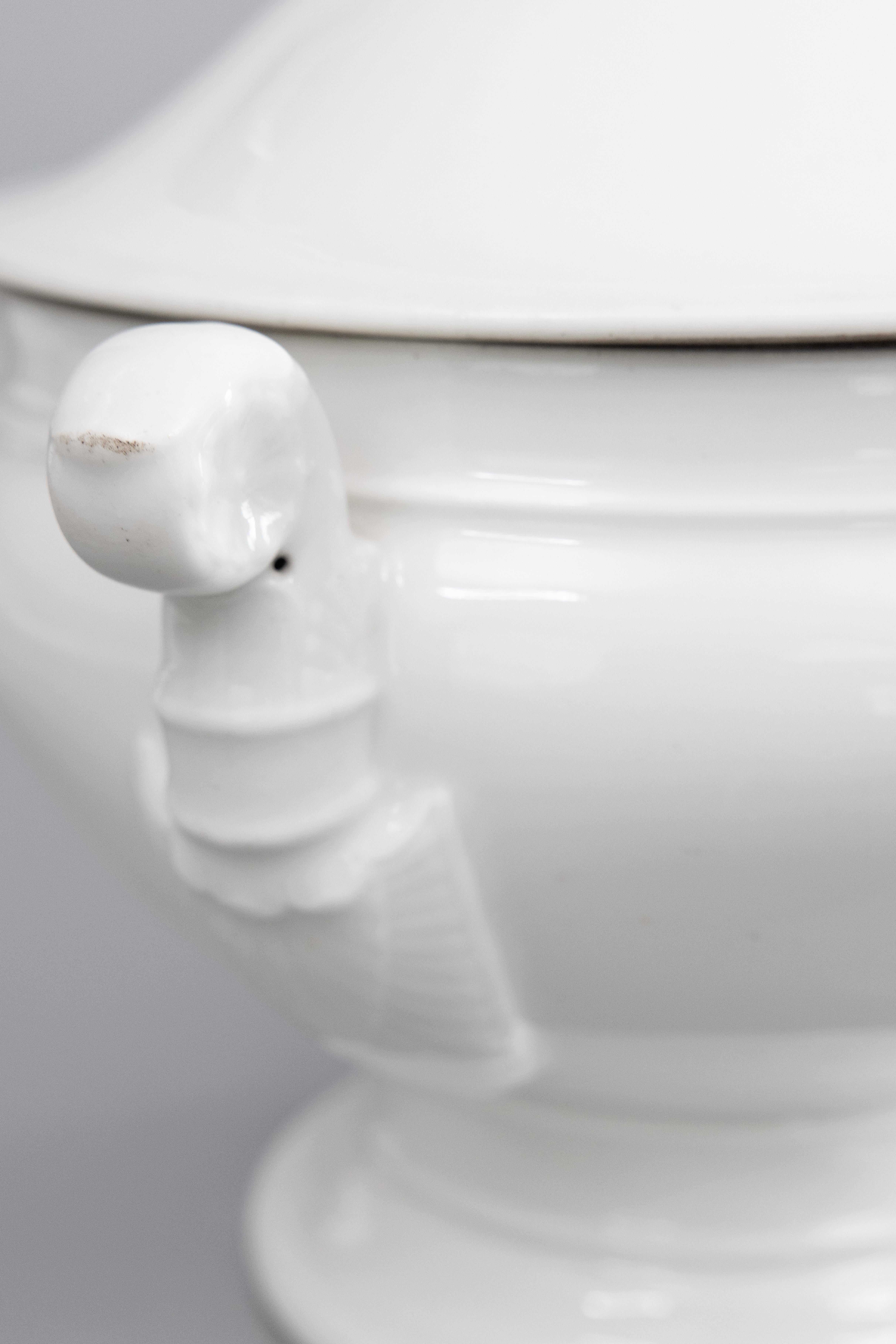 Antique French White Ironstone zuppiera con coperchio in vendita 1