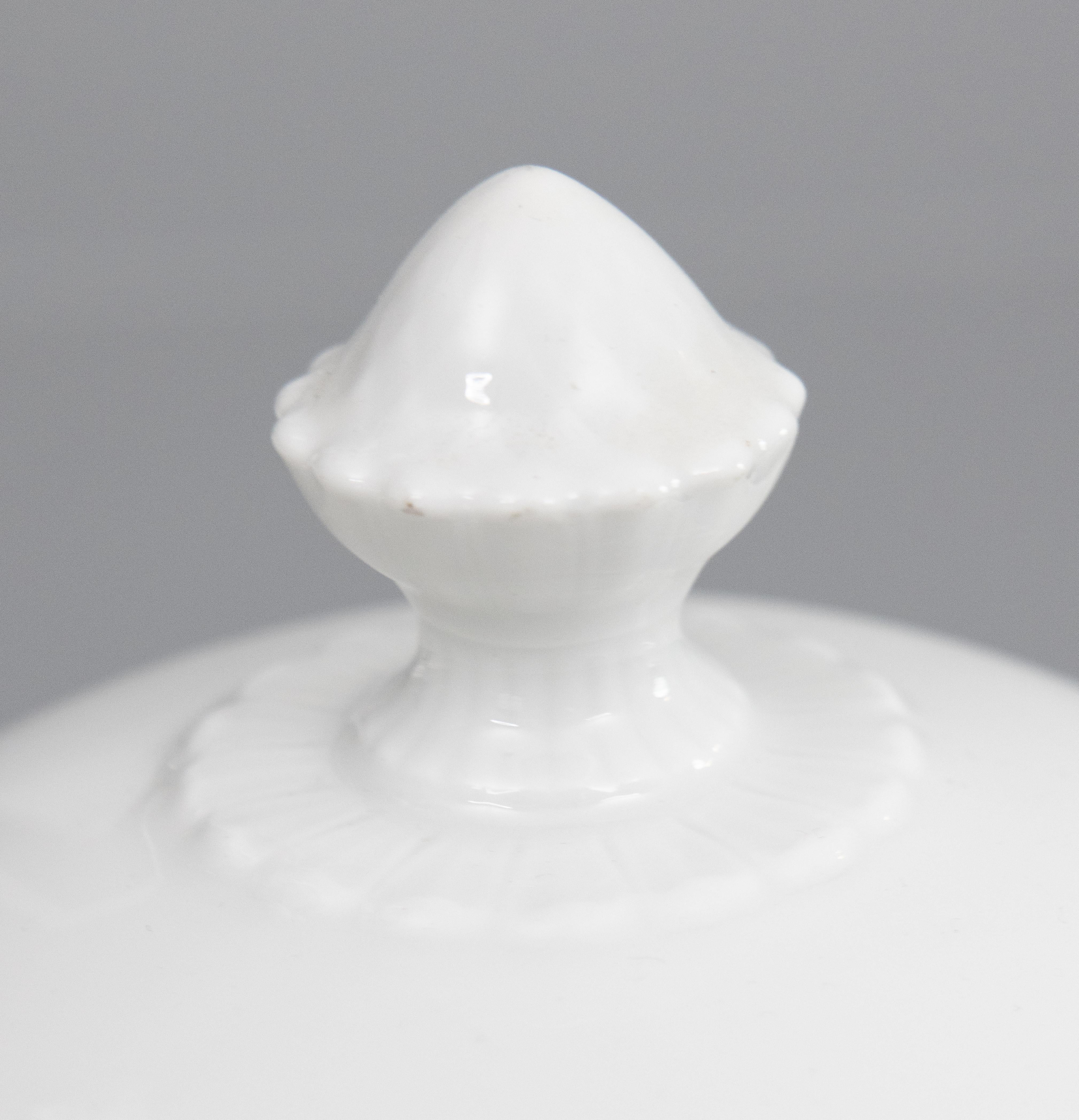 Antique French White Ironstone zuppiera con coperchio in vendita 2