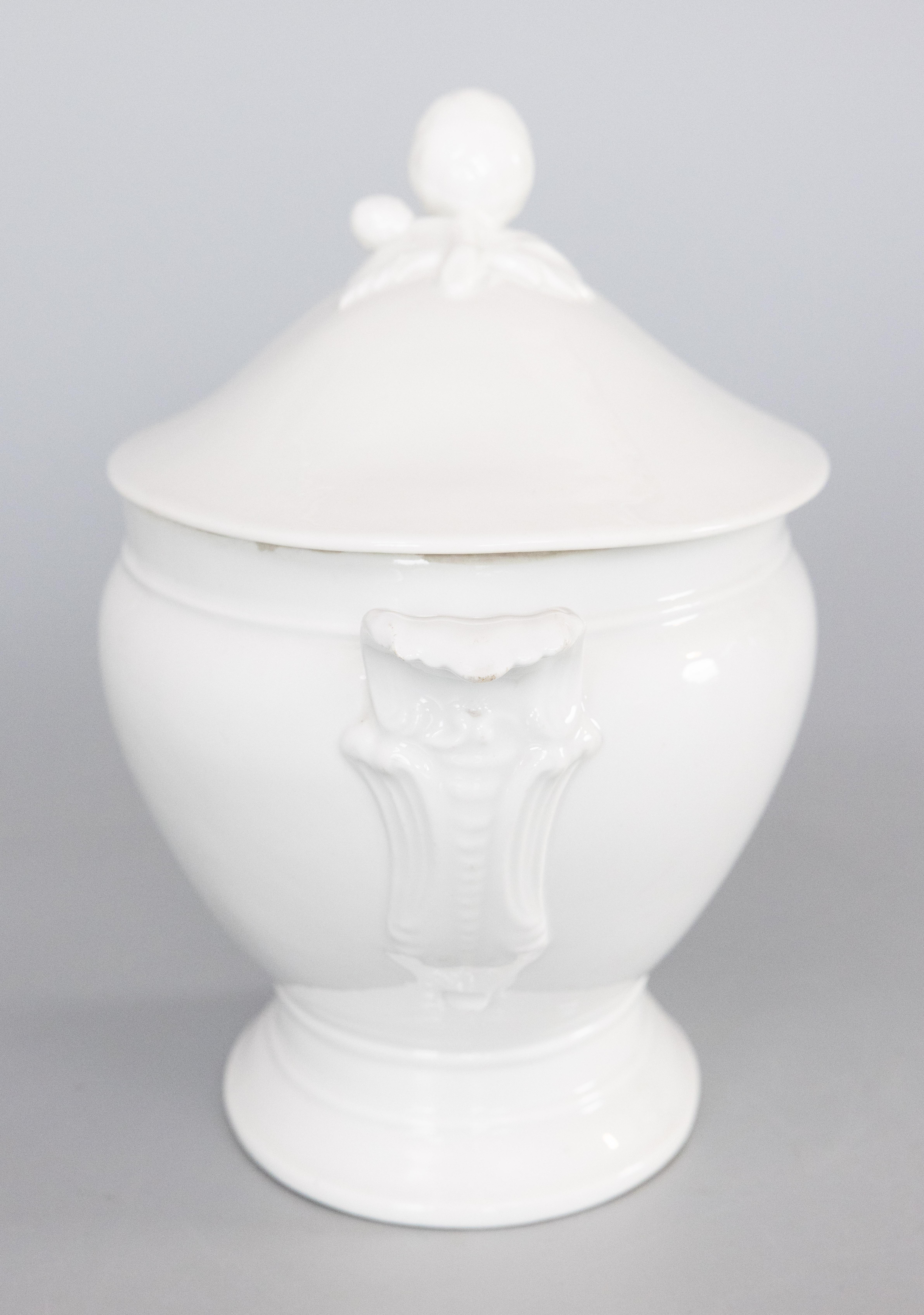 Antique French White Ironstone Sopa Ovalada con Tapa Soupière en Bueno Estado en Pearland, TX