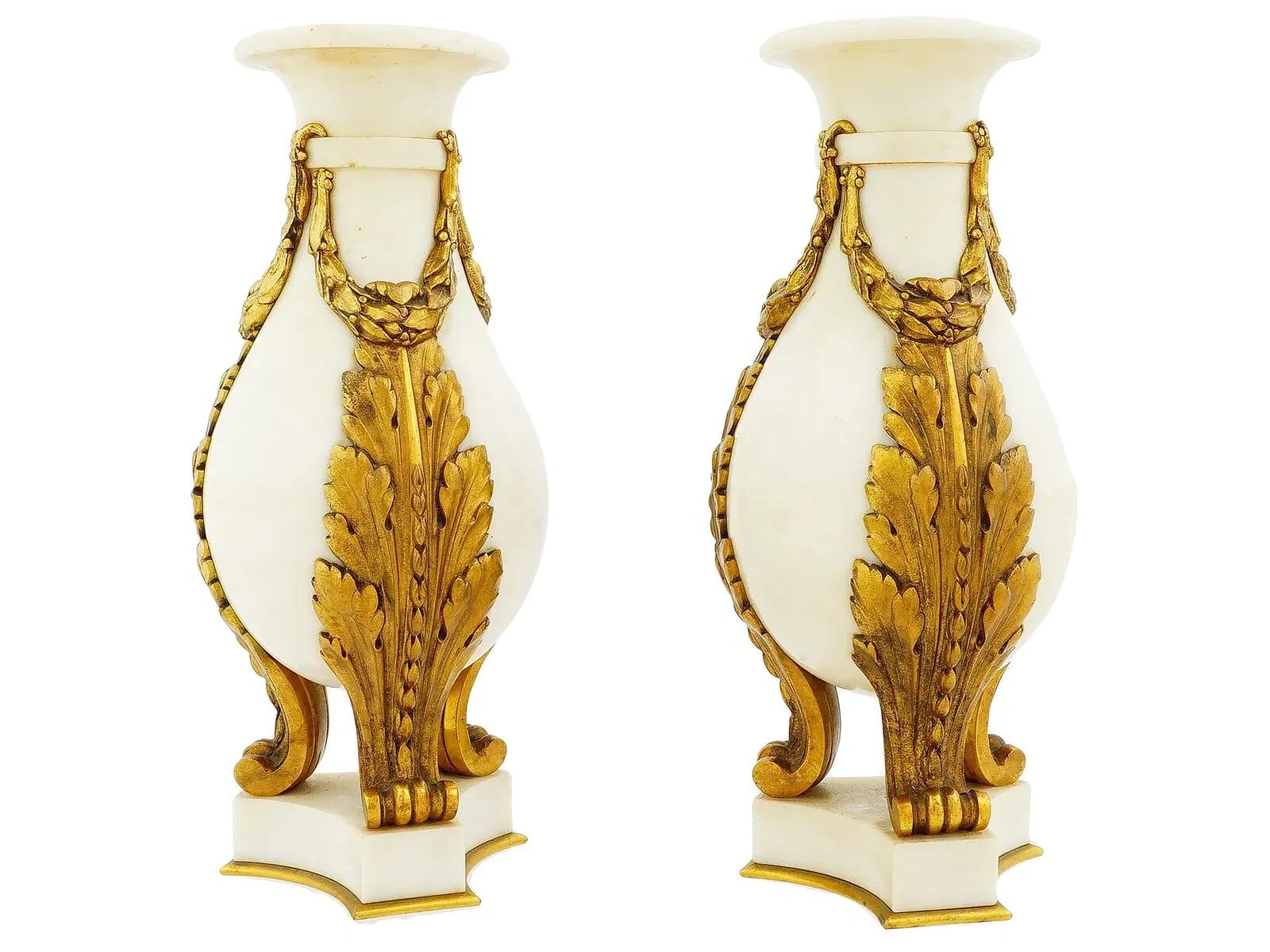 Français Cassolettes françaises anciennes en marbre blanc et bronze doré en vente