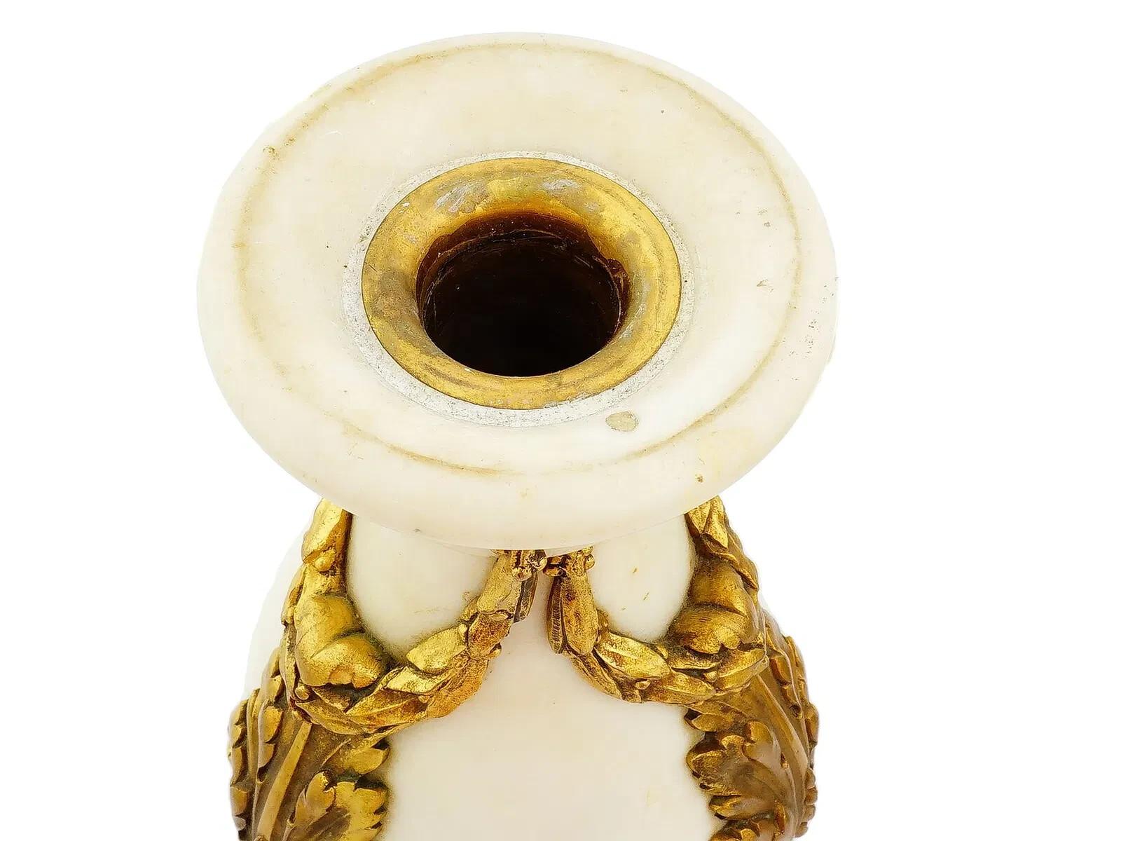 Cassolettes françaises anciennes en marbre blanc et bronze doré en vente 1
