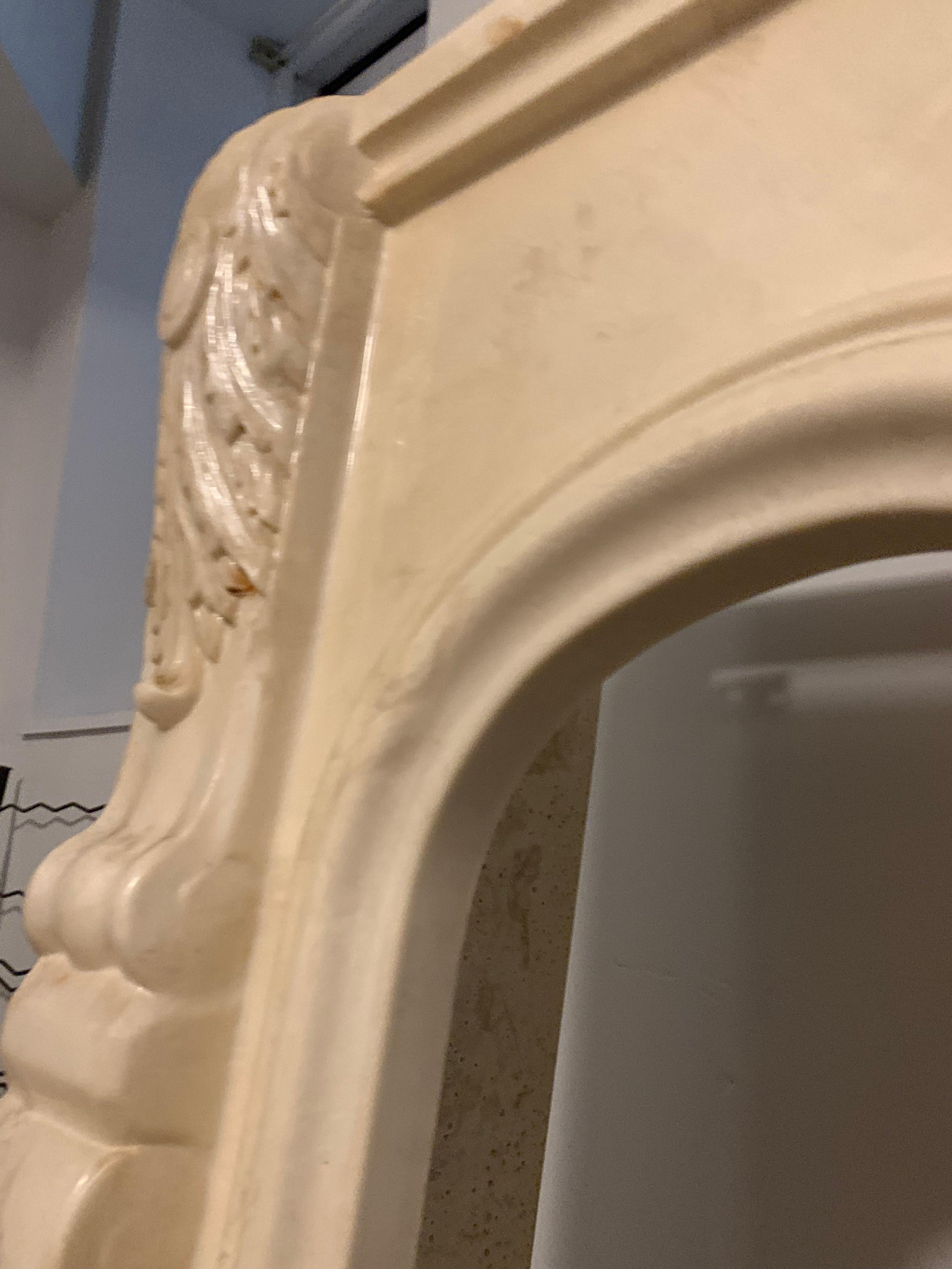 Antique French White Marble Arched Fireplace Surround and Mantel In Good Condition For Sale In Chicago, IL