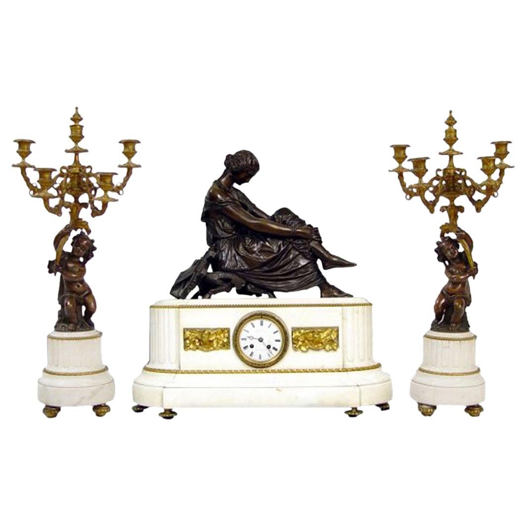 Ensemble de candélabres anciens français en bronze et marbre blanc, Pradier, datant d'environ 1870 en vente