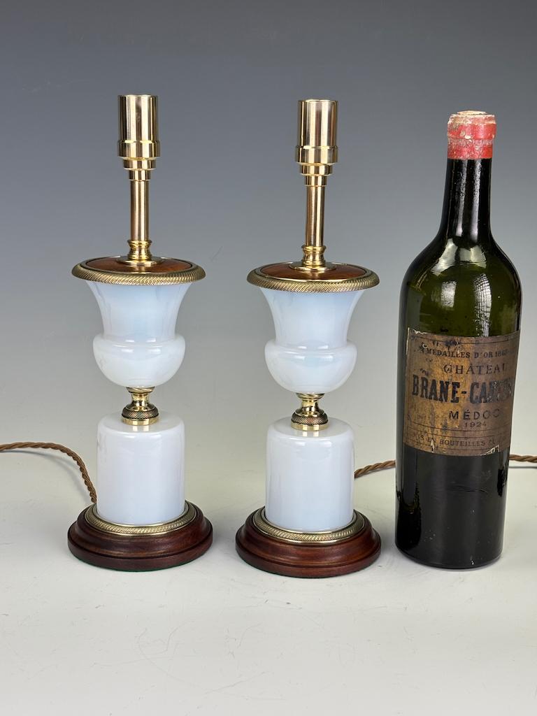 Antique French White Opaline Glass Médicis Table Lamps In Good Condition For Sale In Lincoln, GB