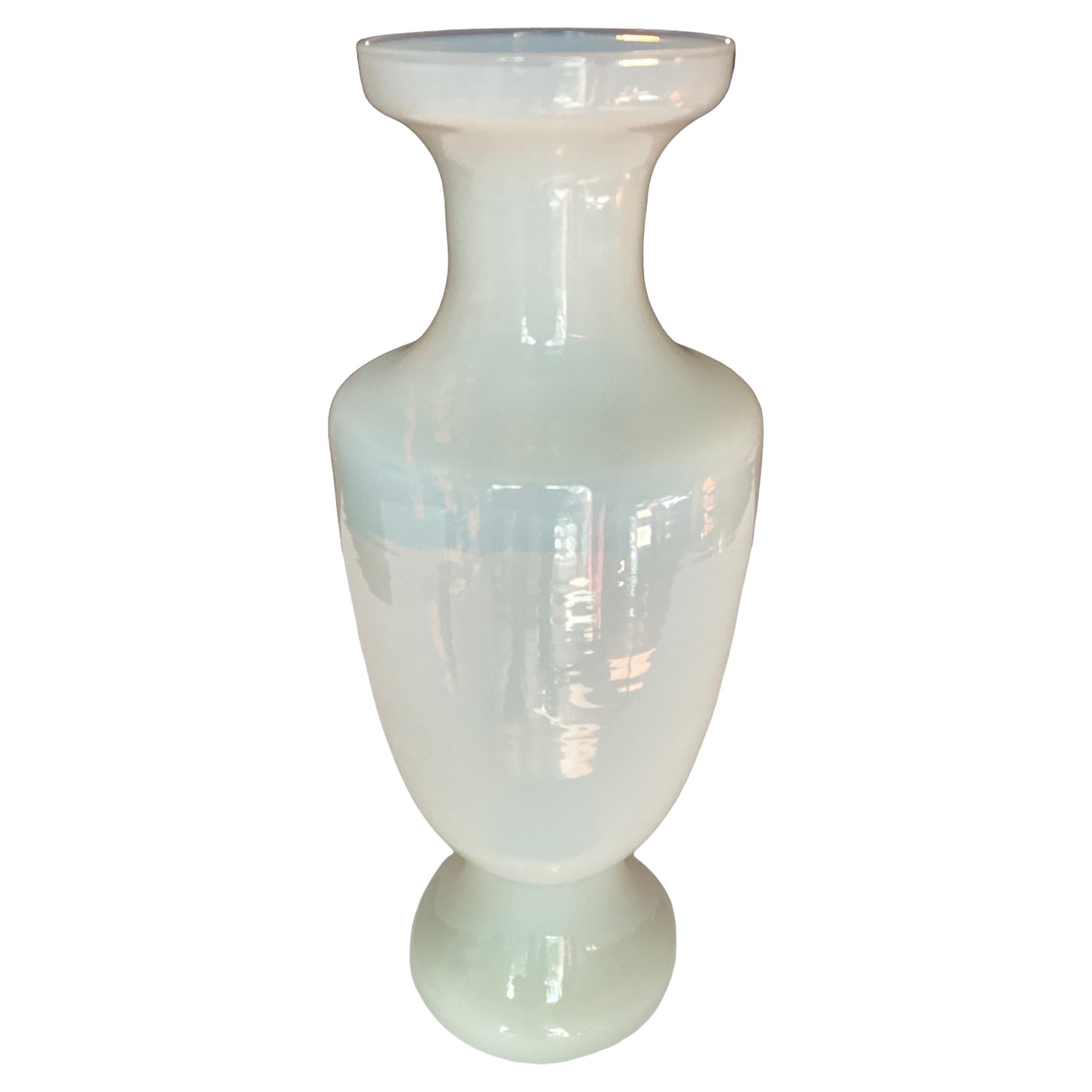 Vase français ancien en opaline blanche en vente