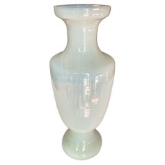 Vase français ancien en opaline blanche