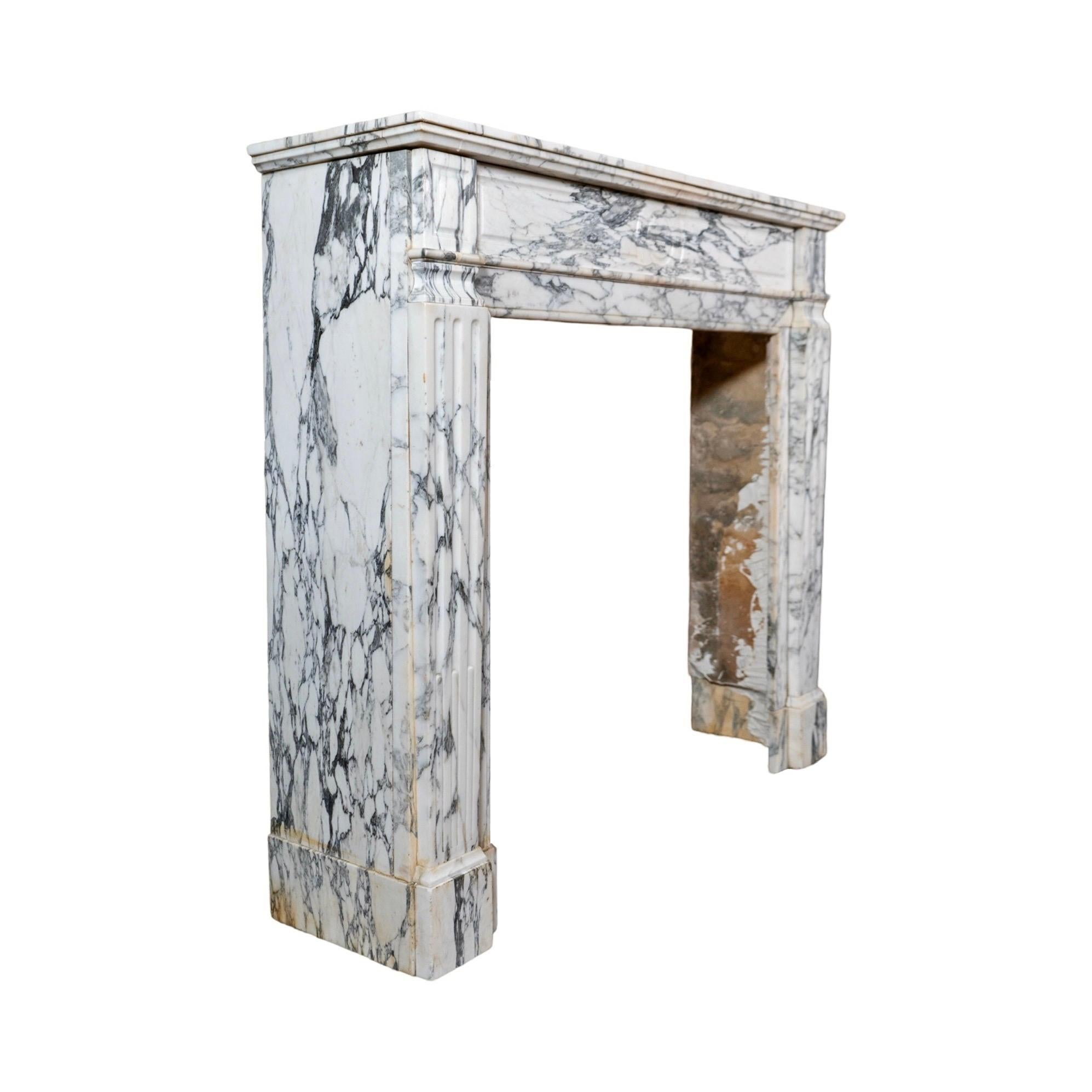 Repisa de mármol blanco veteado de Carrara Antique French en Bueno Estado en Dallas, TX