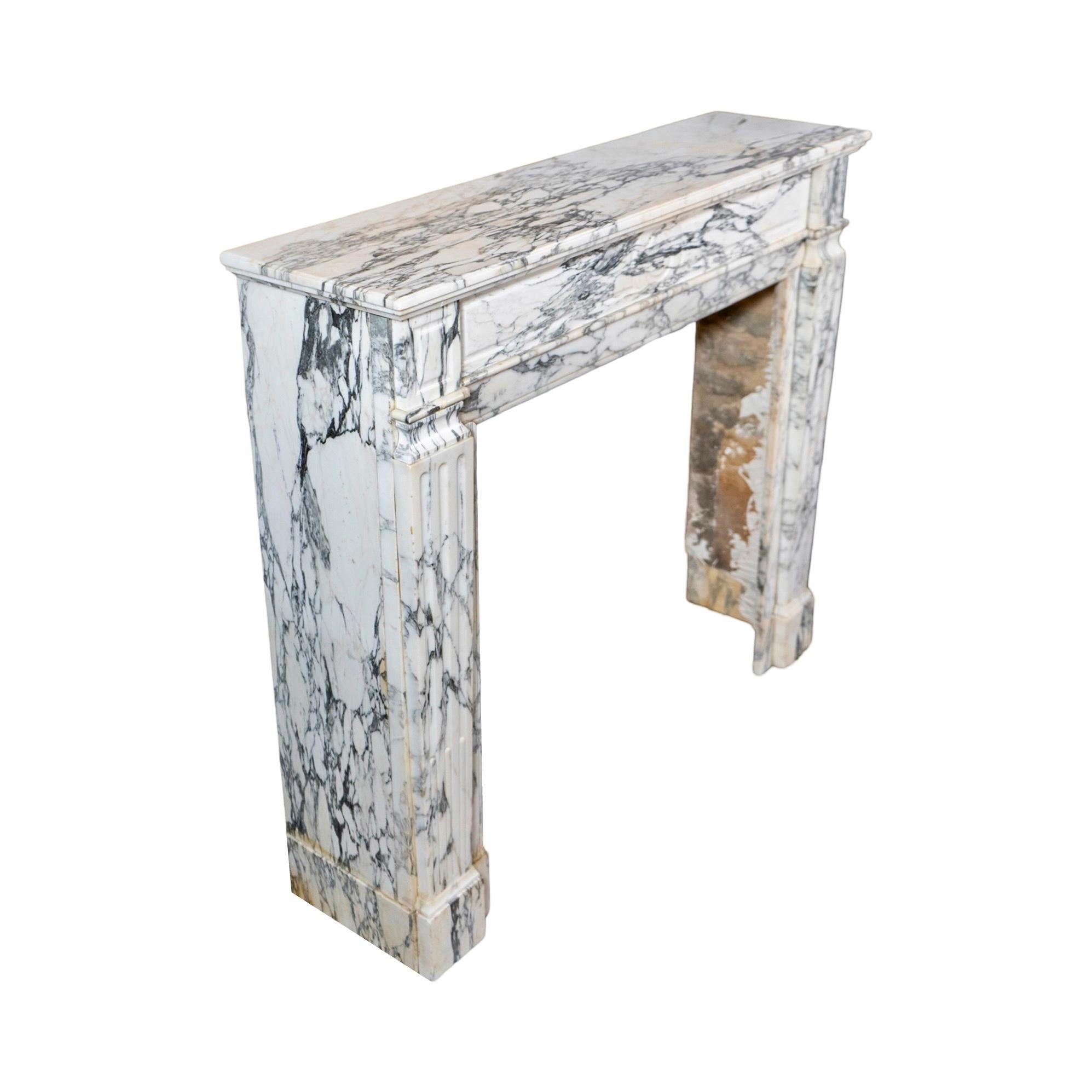 Repisa de mármol blanco veteado de Carrara Antique French siglo XVIII y antes