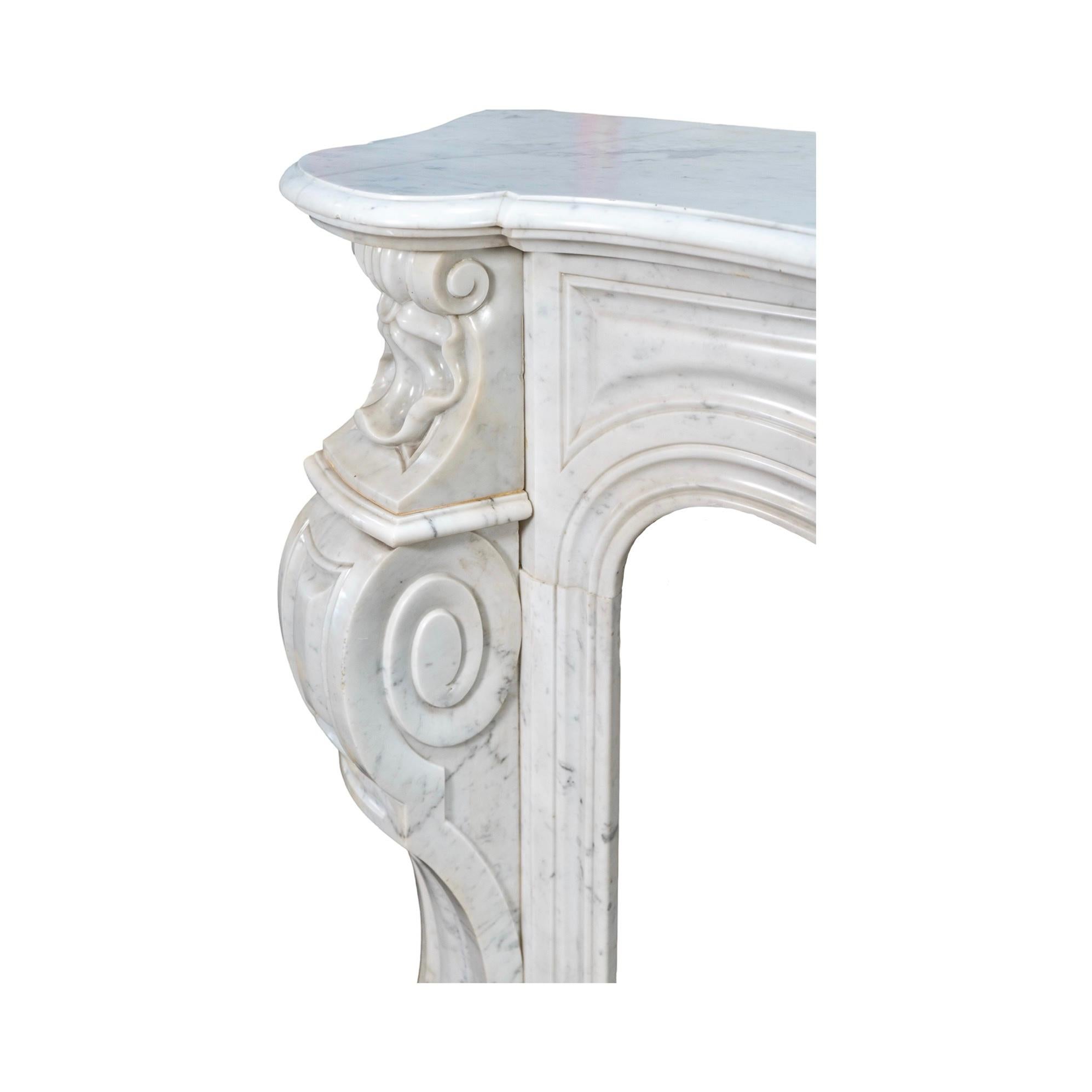 Repisa de mármol blanco veteado de Carrara Antique French siglo XVIII y antes en venta