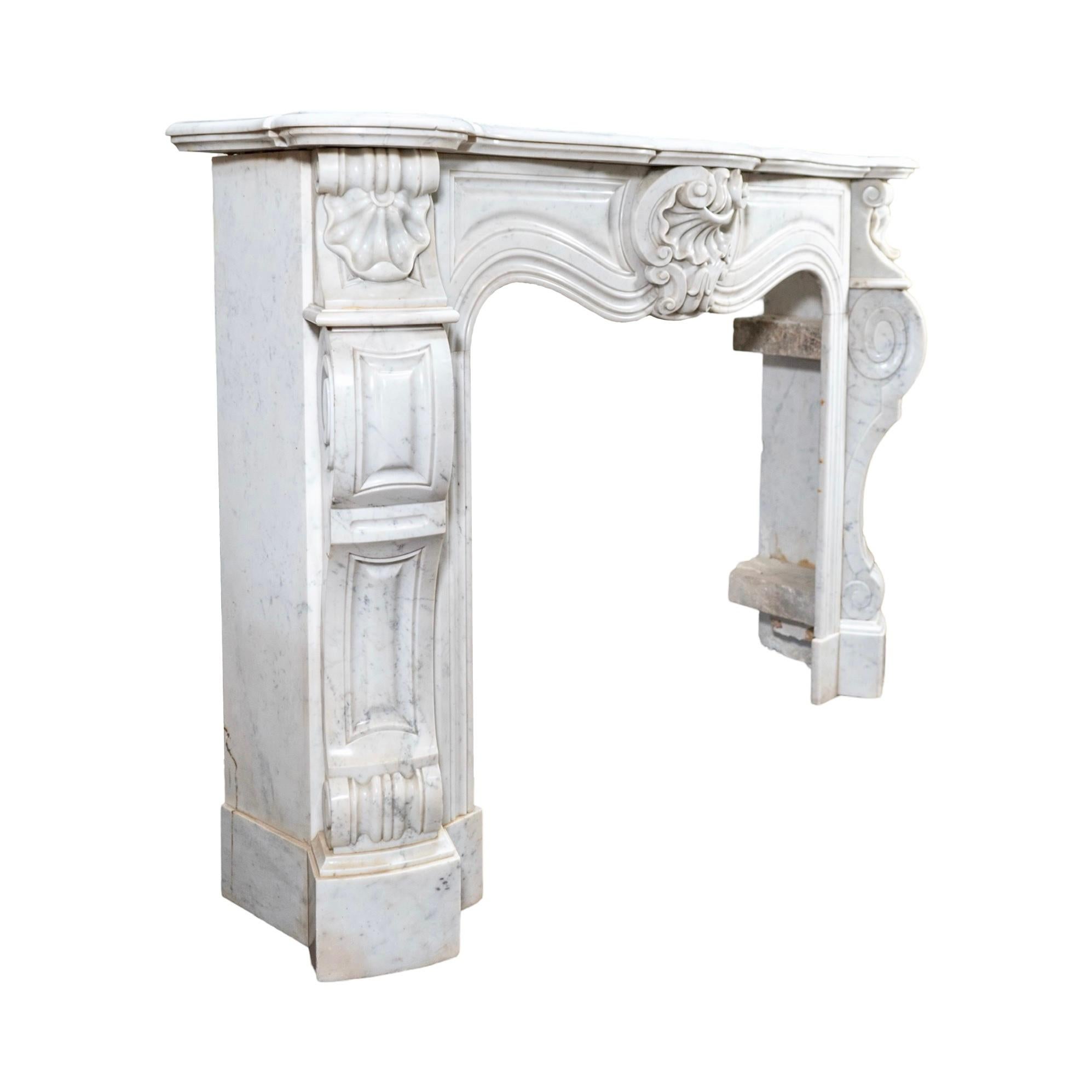 Repisa de mármol blanco veteado de Carrara Antique French en venta 2