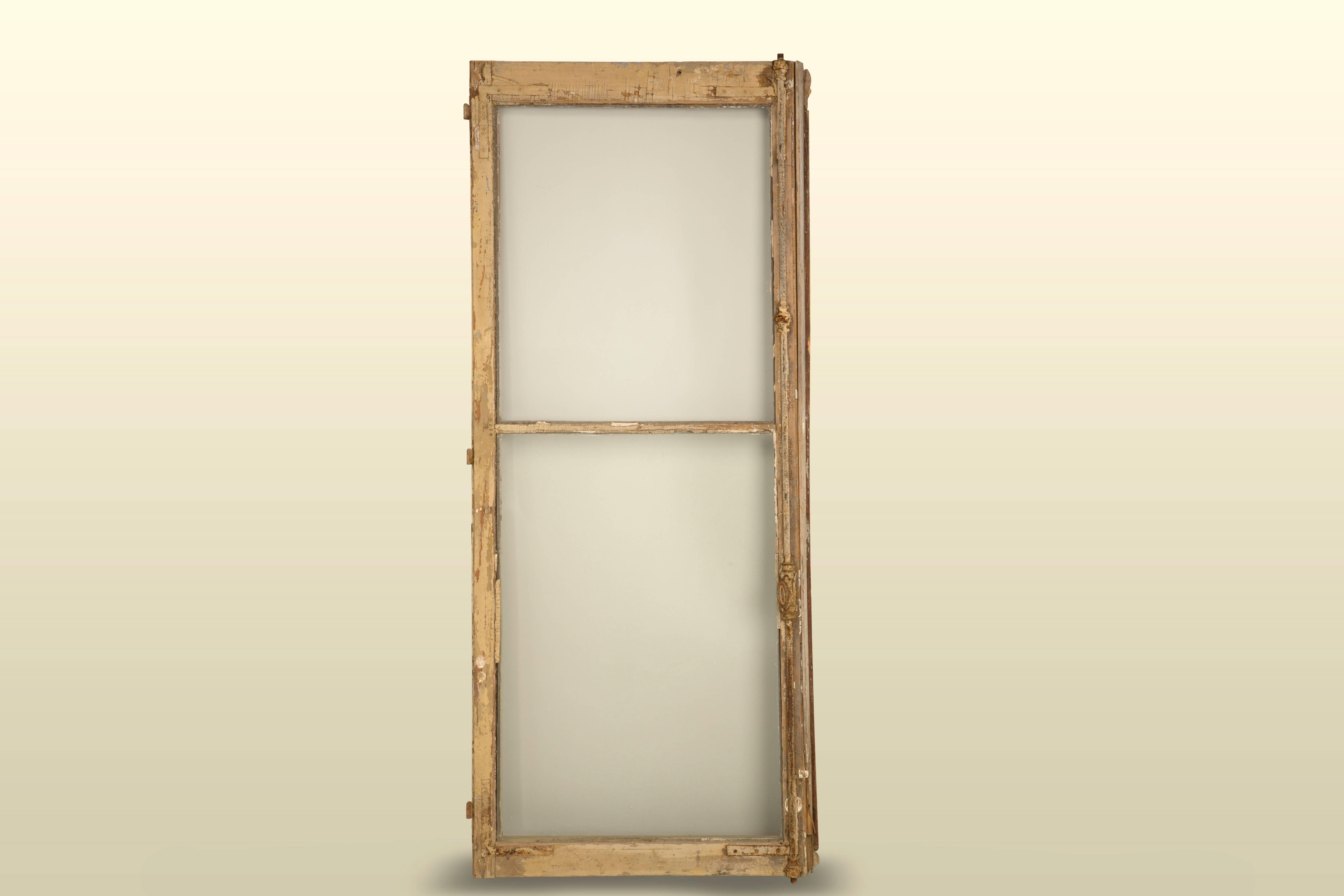 Antike französische Fenster in ihrer Originalfarbe und mit Originalbe und -beschlägen, unrestauriert (Holz) im Angebot