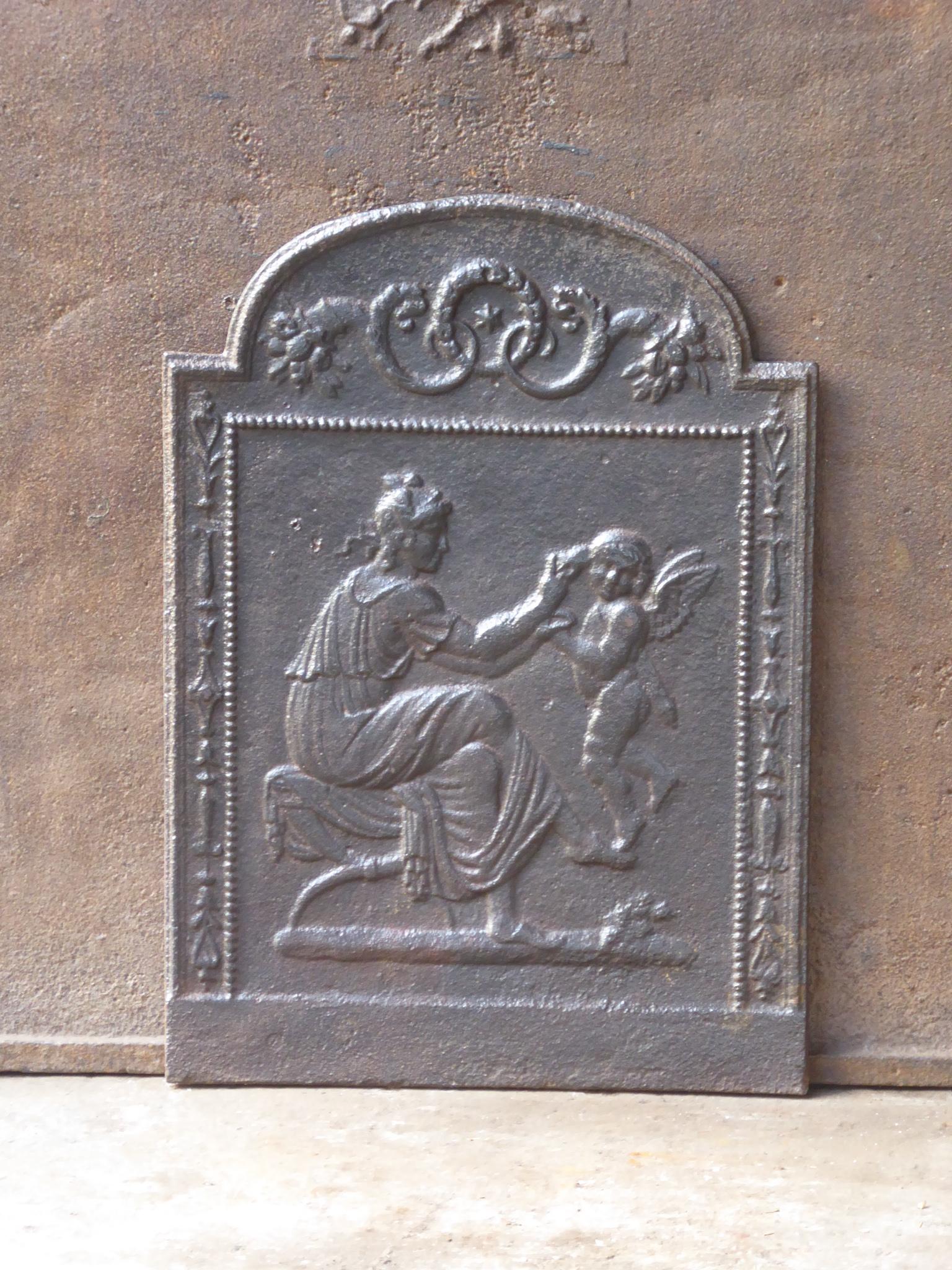 Plaque de cheminée d'époque néoclassique française du 18e-19e siècle représentant une femme et un cupidon.

La plaque de cheminée est en fonte et a une patine brune naturelle. Sur demande, il peut être réalisé en noir / étain. L'état est bon, pas de