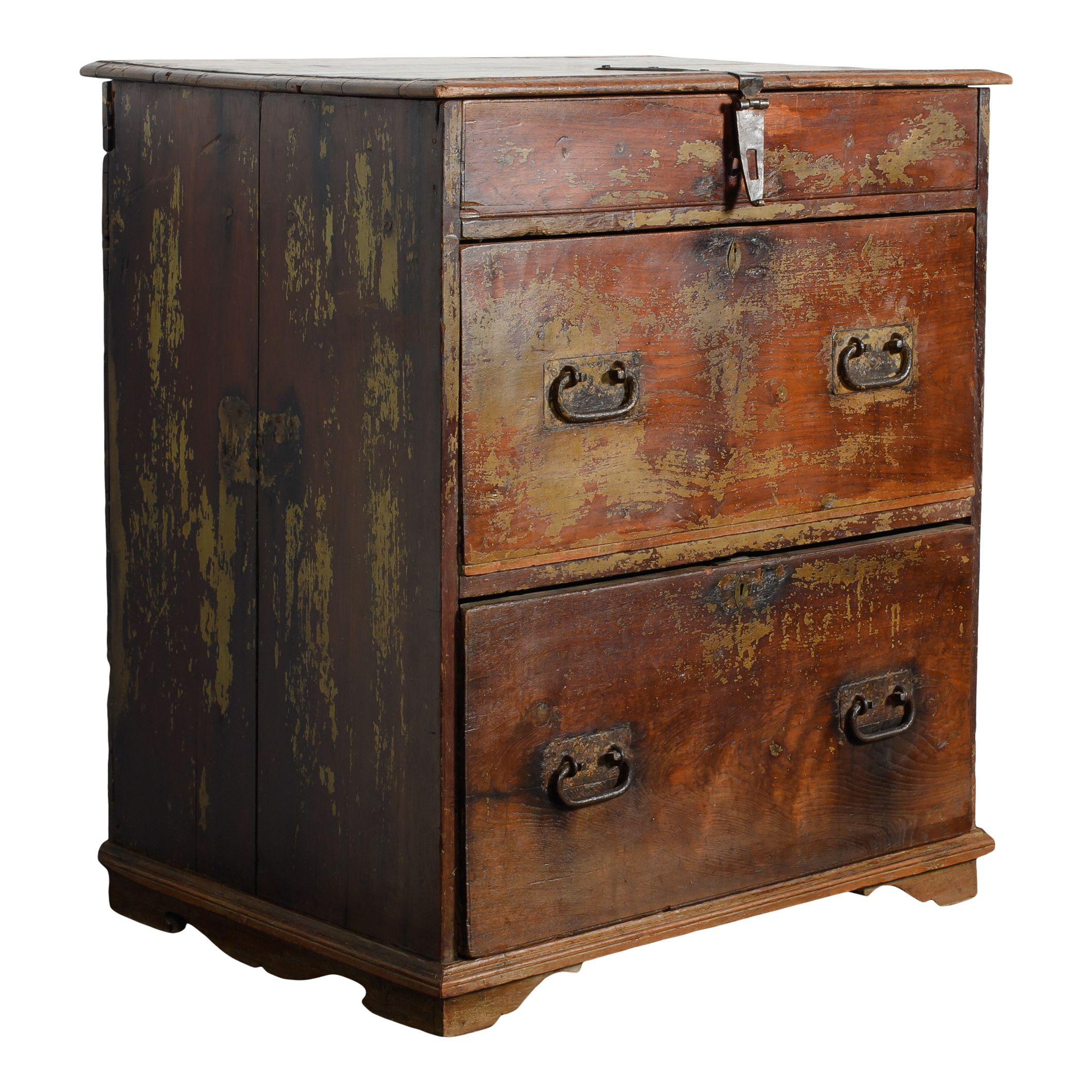 Un mobile vintage in legno proveniente dalla Francia con cassetti e piano d'appoggio. La cassettiera sembra essere stata dipinta a un certo punto, ora rimane solo un po' di vernice scheggiata che espone il bellissimo legno scuro. Il mobile è dotato