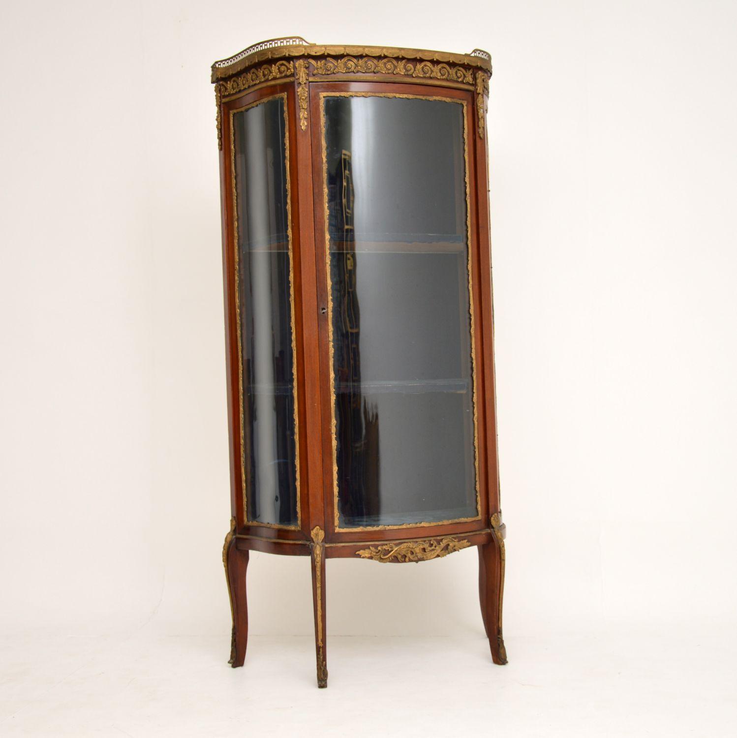 French antique Louis XV style display cabinet dating from around the 1880-90’s period & in very good original condition.

It has a marble top with a gilt metal pierced gallery with swags below. There are gilt bronze mounts on the top, on & between