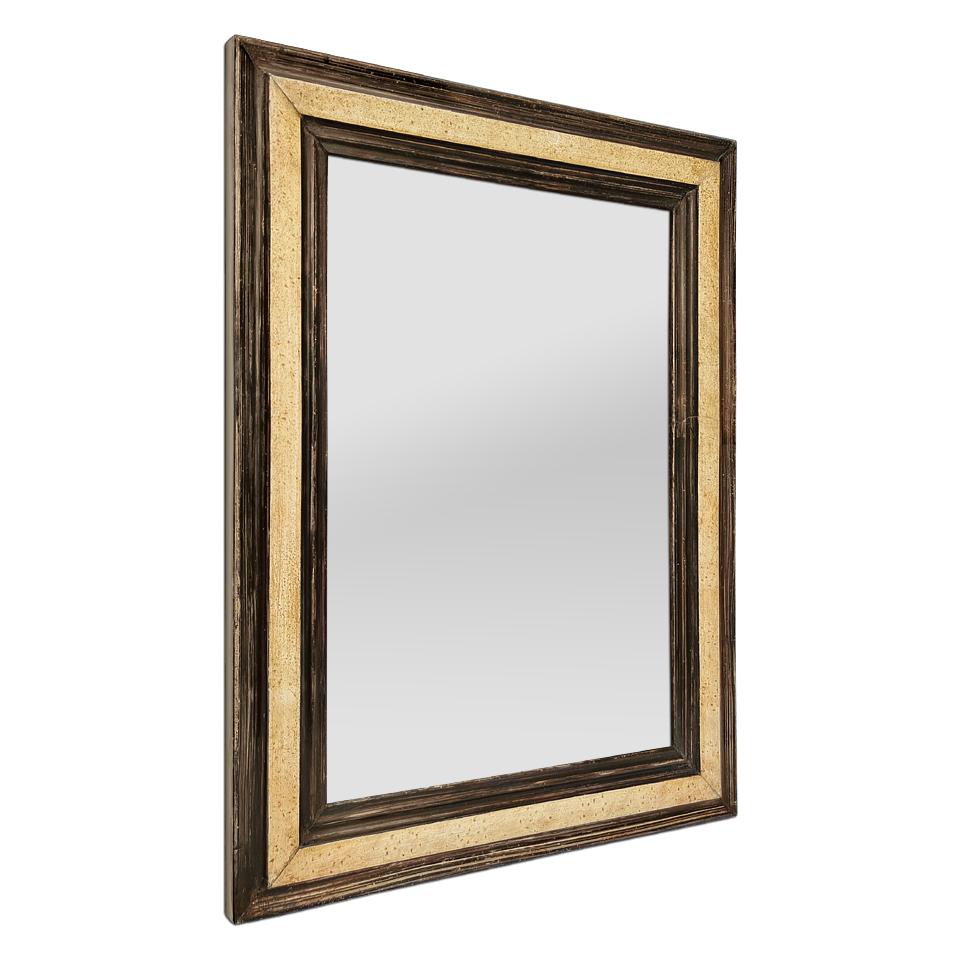 Miroir ancien en bois d'inspiration flamande, vers 1880. Cadre ancien avec décoration en imitation bois peinte à la main dans des couleurs patinées beige et brun clair (Largeur du cadre : 5,5 cm - 2,16 in.) Miroir moderne en verre. Dos en bois