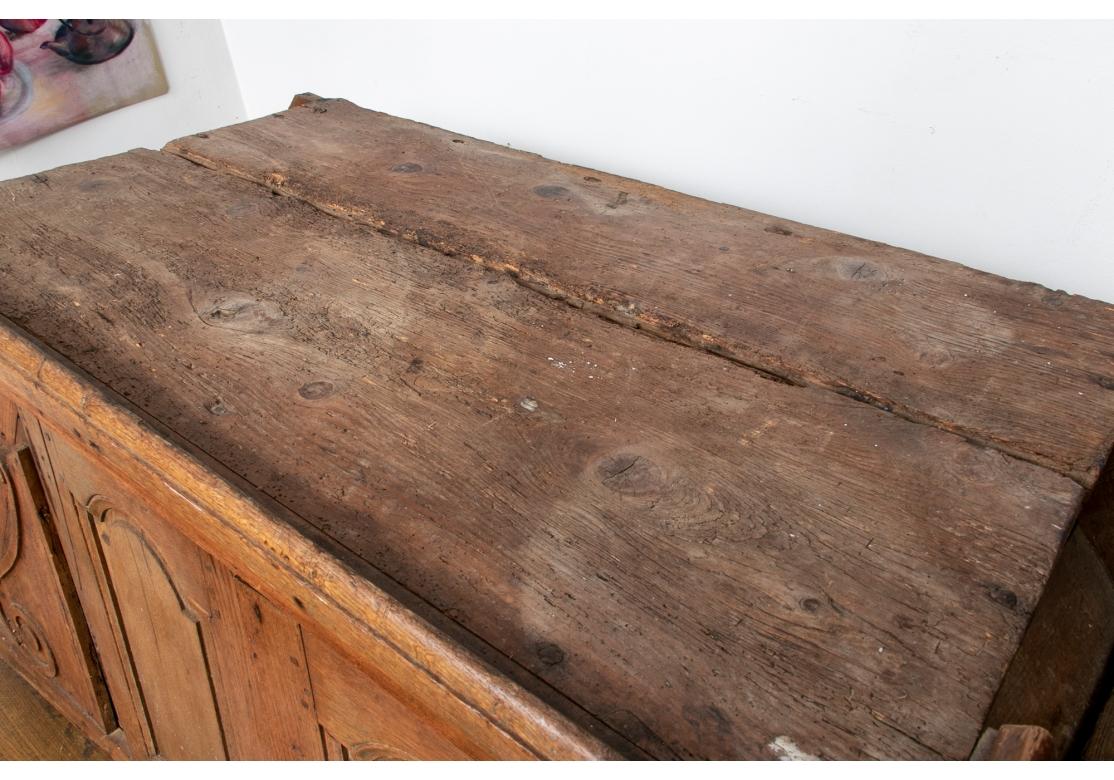 Roster / podio trapezoidale in legno massiccio. Scale a tre gradini su ogni lato. Il centro è dotato di doppie porte con pannelli intagliati e incassati, che si aprono su un ripiano e sono affiancate da alte volute decorative intagliate.
Due libri