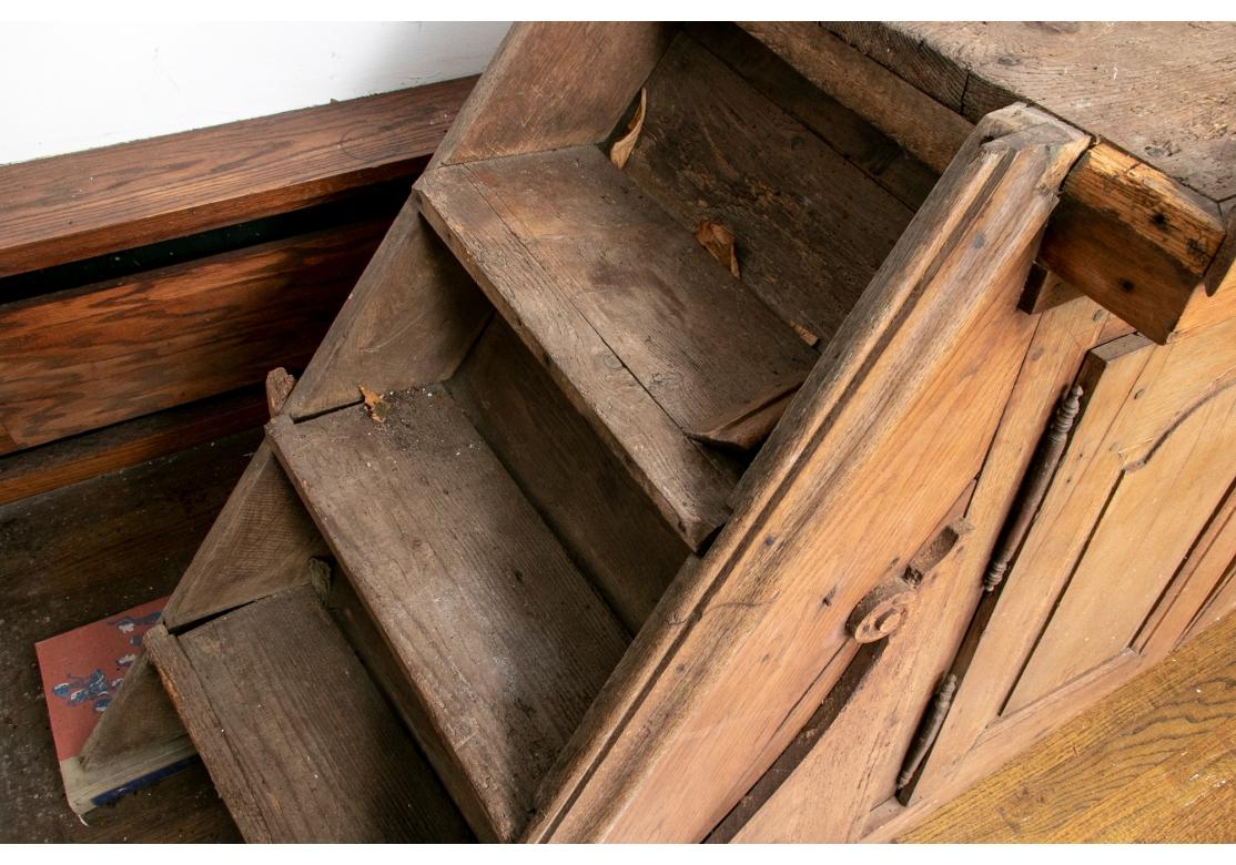 Antike Französisch Wood Gestuft  Podium im Zustand „Starke Gebrauchsspuren“ im Angebot in Bridgeport, CT
