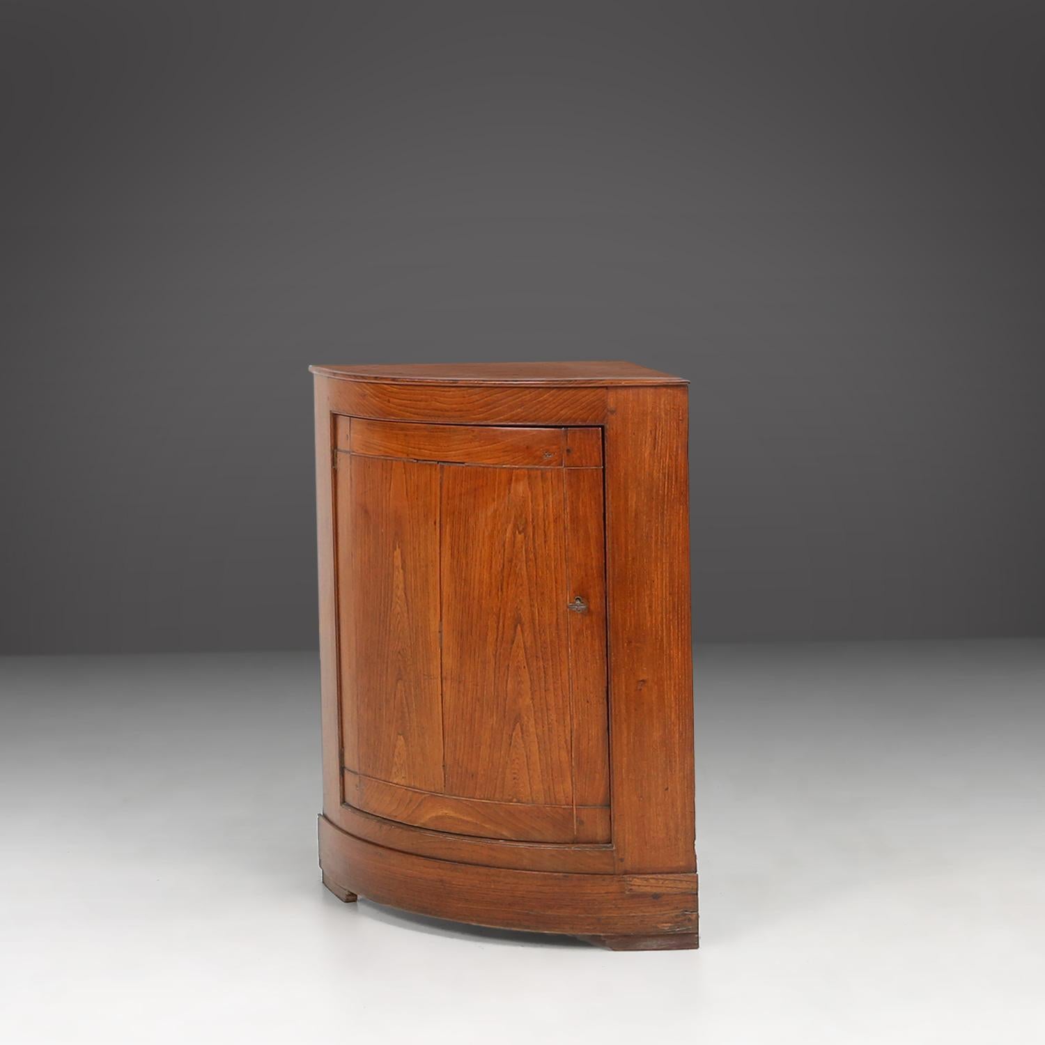 Antique French wooden bow front corner cabinet, ca. 1850 In Good Condition For Sale In Meulebeke, BE