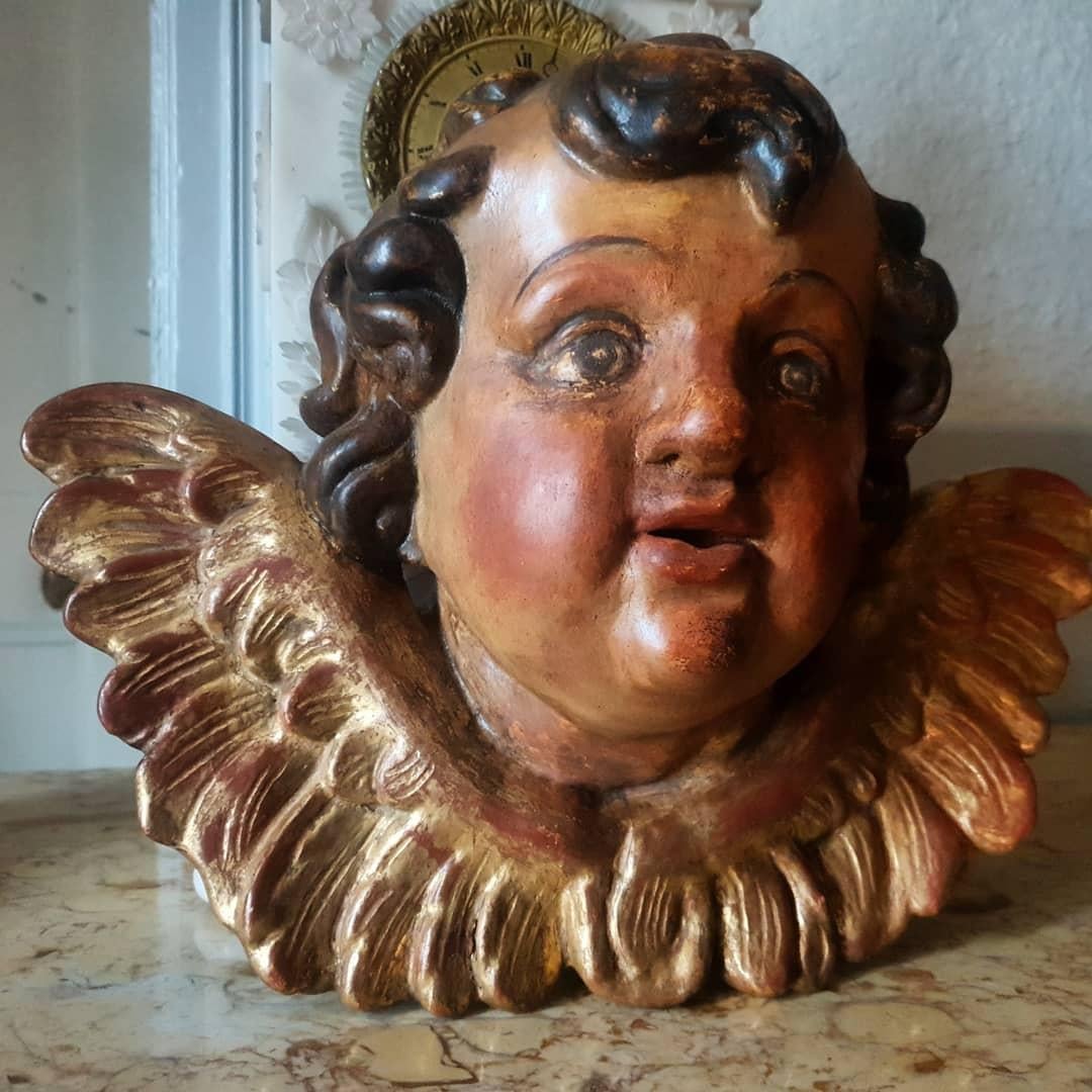 Français Buste français ancien en bois sculpté avec tête de chérubin décorative en vente