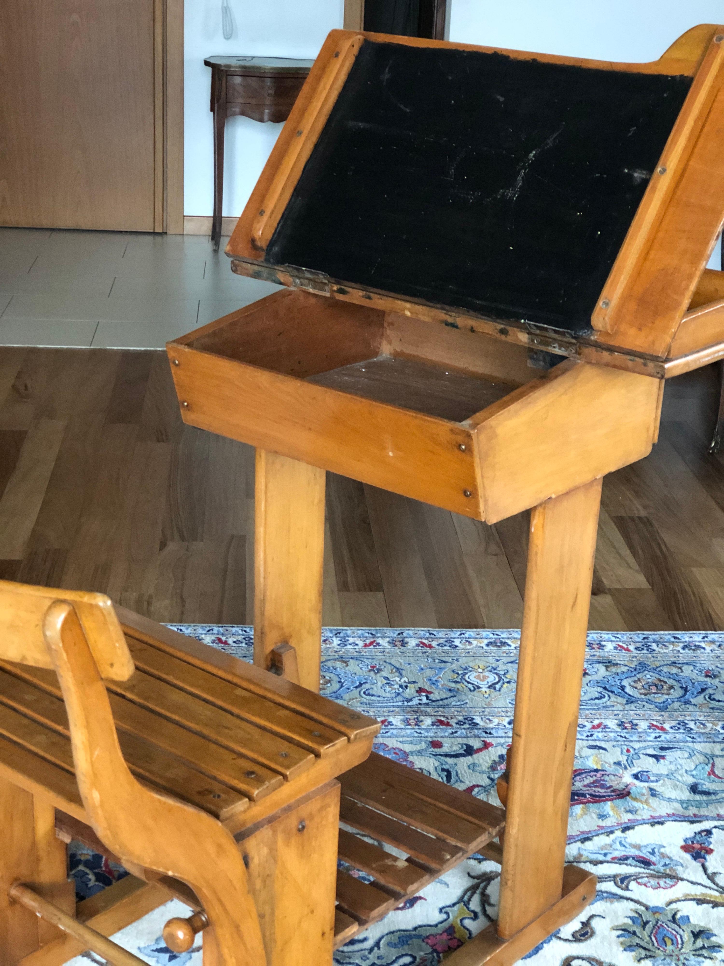 Antike französische Kinderschreibtische aus Holz, Schreibtische und verstellbare Sitze im Angebot 1