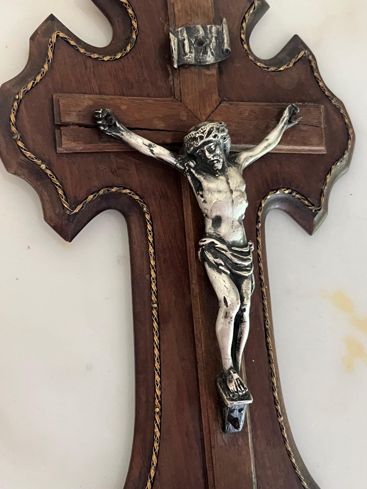 Antique French Crocifisso in legno, metallo misto e ottone in vendita 2