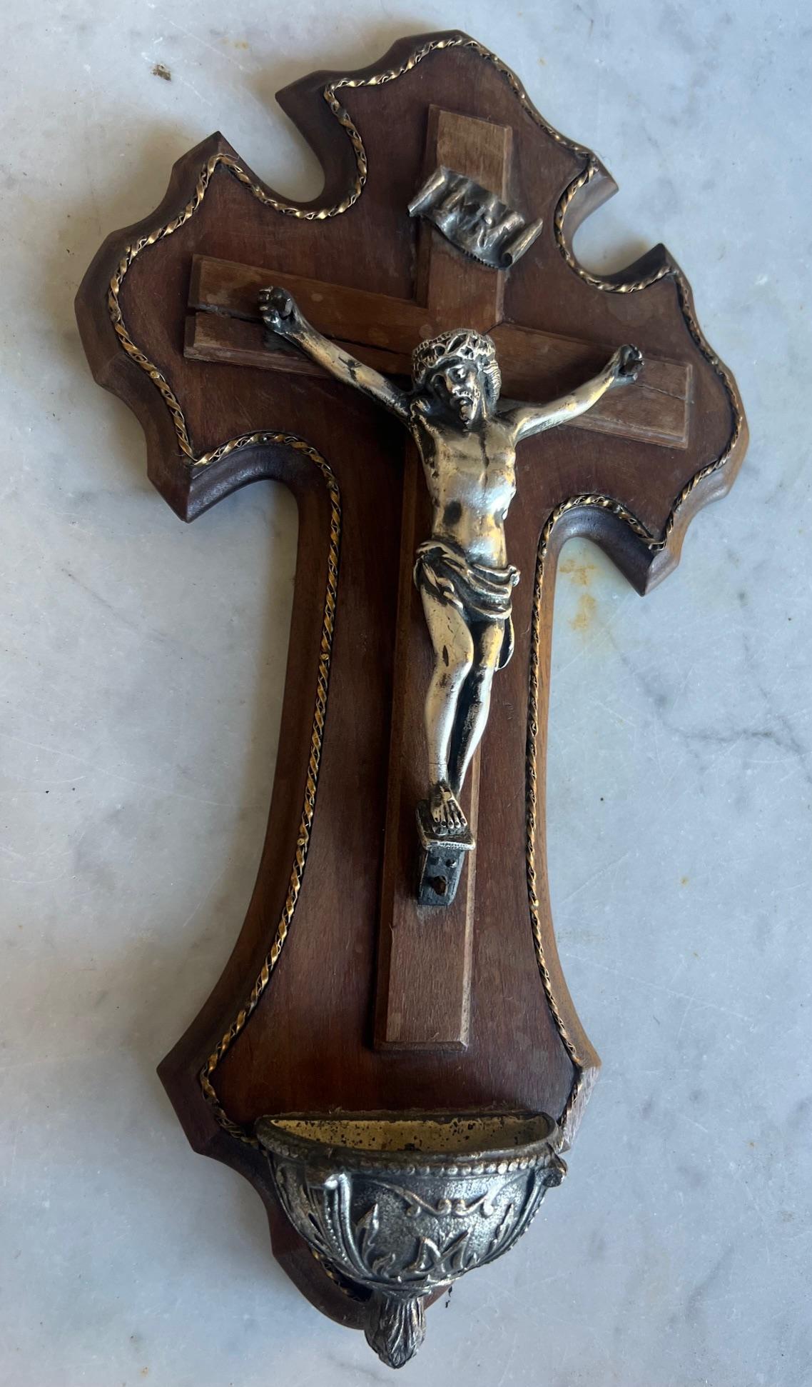 Crocifisso francese del XIX secolo in legno di mogano, crocifisso in metallo misto e finiture in ottone ritorto.