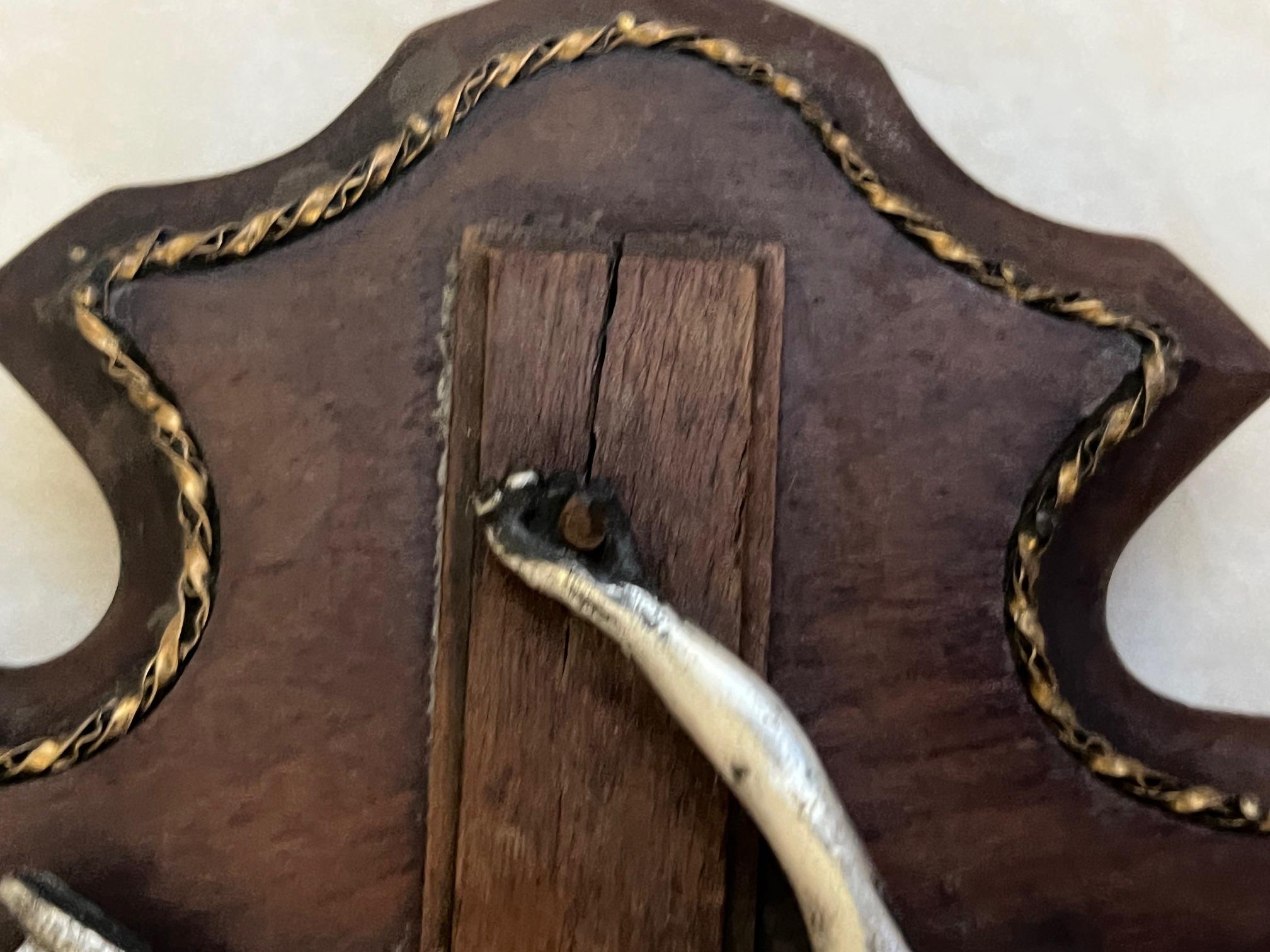 Francese Antique French Crocifisso in legno, metallo misto e ottone in vendita