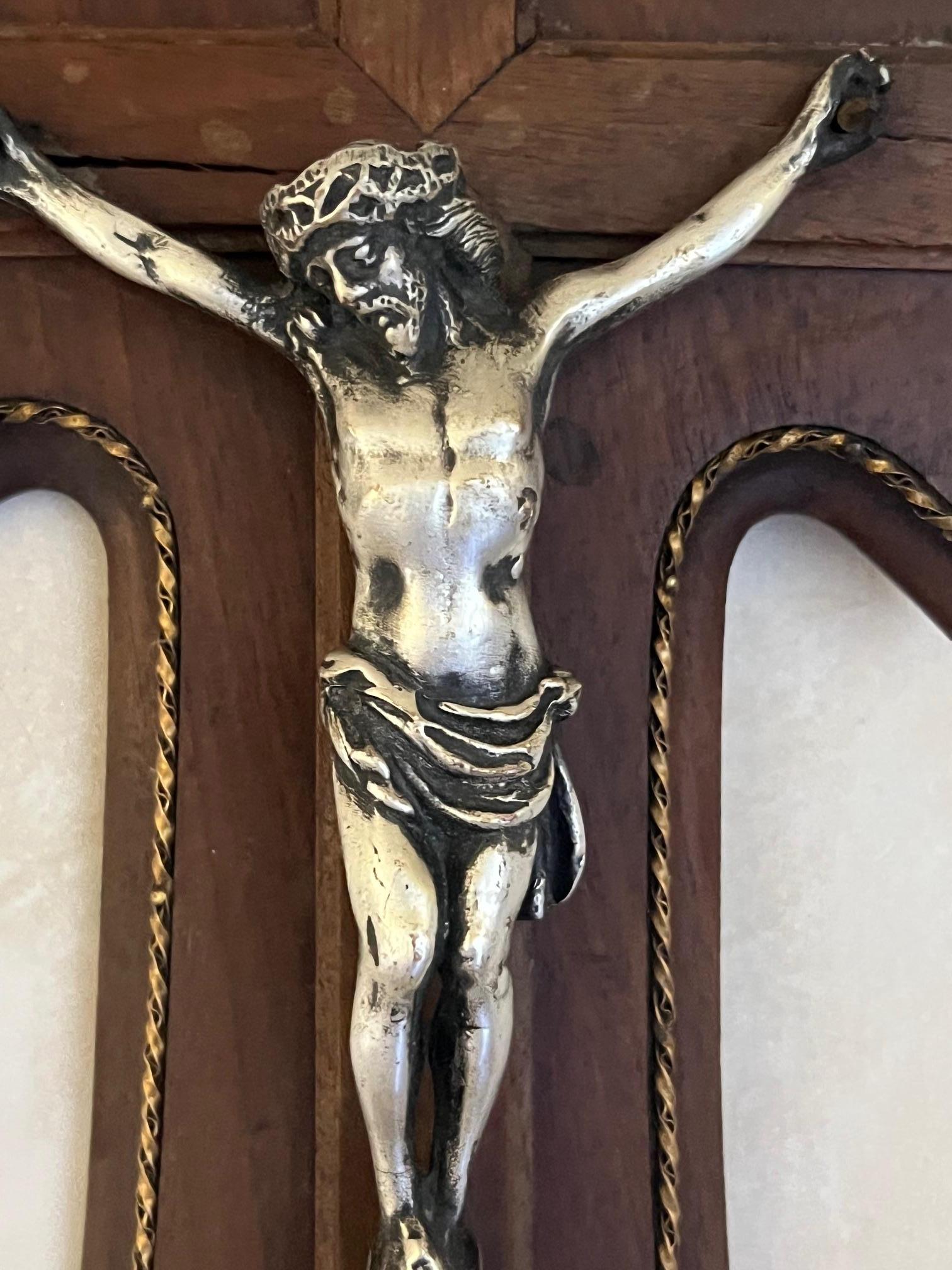 Antique French Crocifisso in legno, metallo misto e ottone In condizioni buone in vendita a Ross, CA