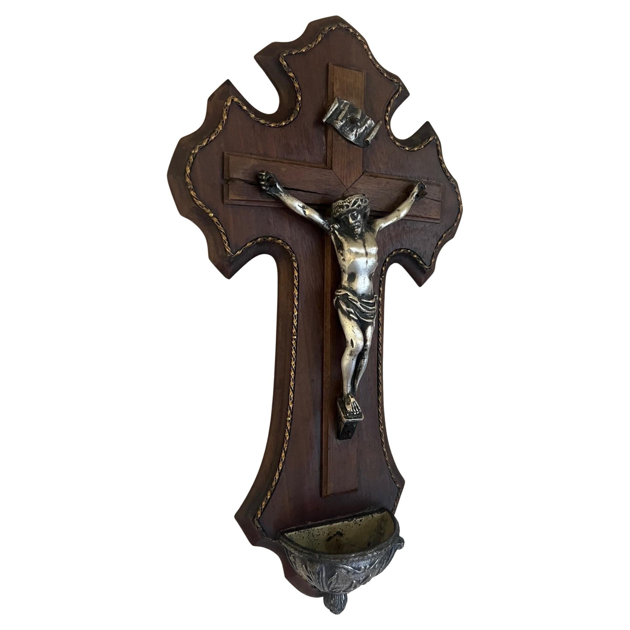 XIX secolo Antique French Crocifisso in legno, metallo misto e ottone in vendita