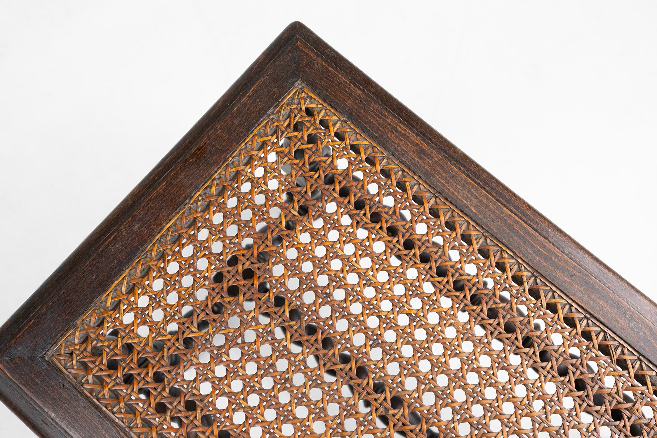 Tabouret français ancien en bois avec plateau en rotin, vers 1880 en vente 3