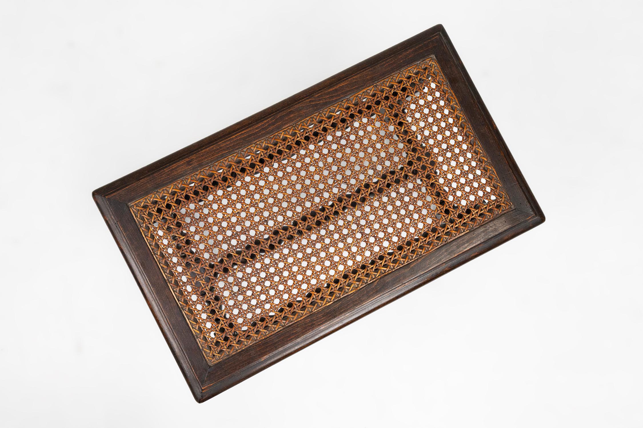Tabouret français ancien en bois avec plateau en rotin, vers 1880 en vente 4