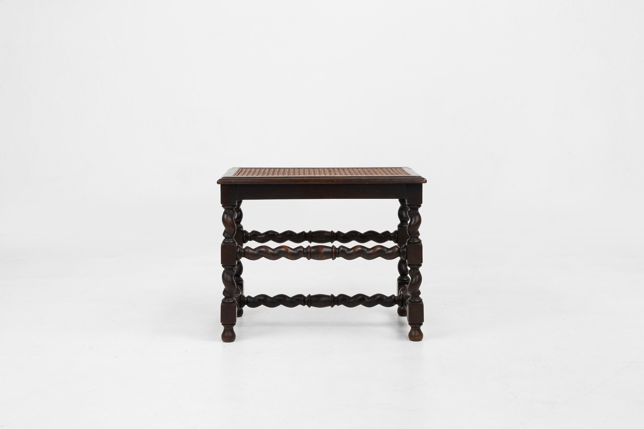 Rustique Tabouret français ancien en bois avec plateau en rotin, vers 1880 en vente