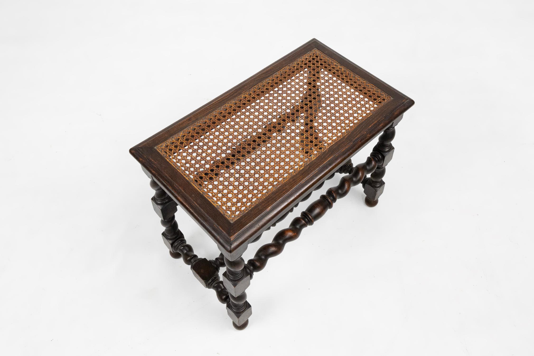 Français Tabouret français ancien en bois avec plateau en rotin, vers 1880 en vente