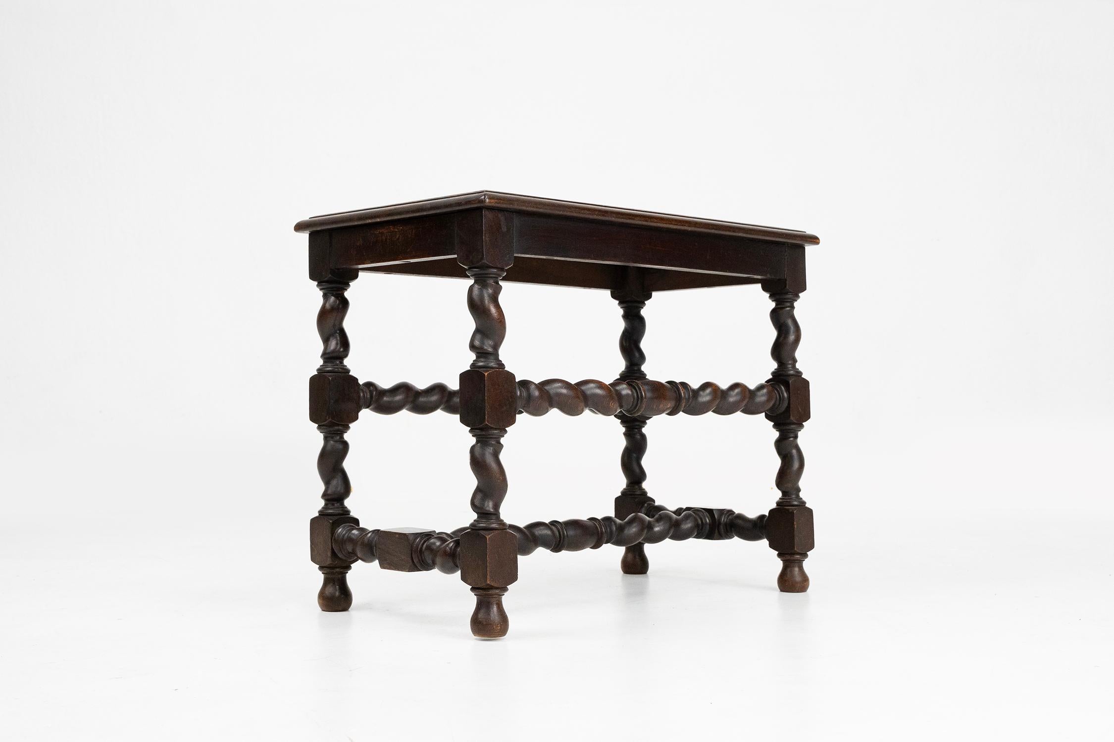 Sculpté à la main Tabouret français ancien en bois avec plateau en rotin, vers 1880 en vente