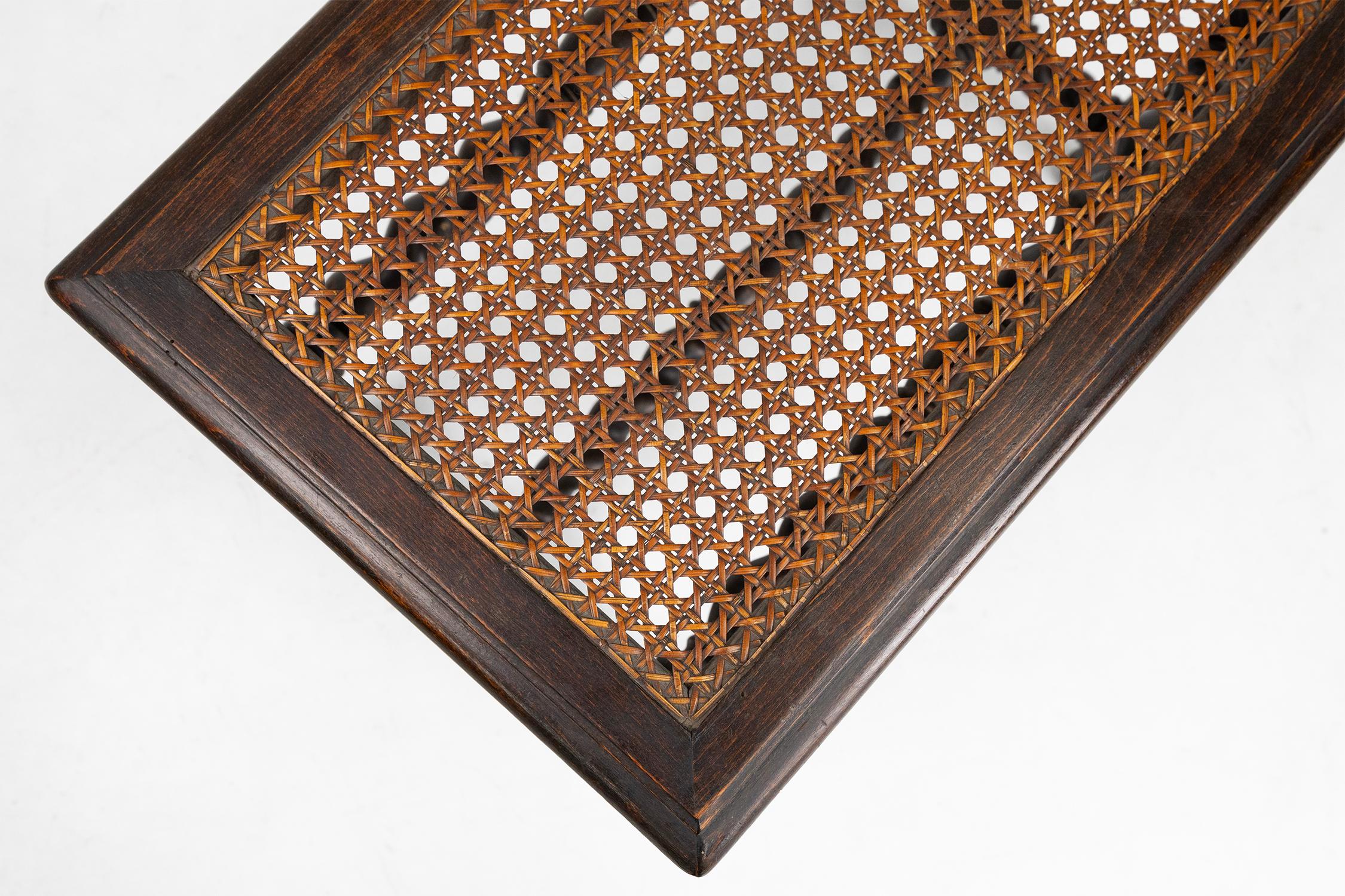 Tabouret français ancien en bois avec plateau en rotin, vers 1880 Bon état - En vente à Meulebeke, BE