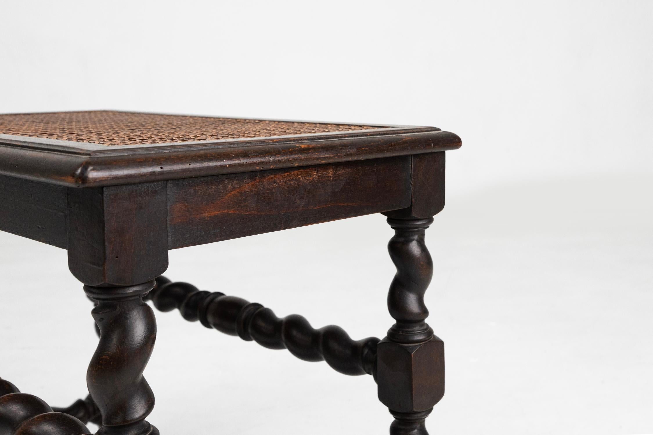 Rotin Tabouret français ancien en bois avec plateau en rotin, vers 1880 en vente