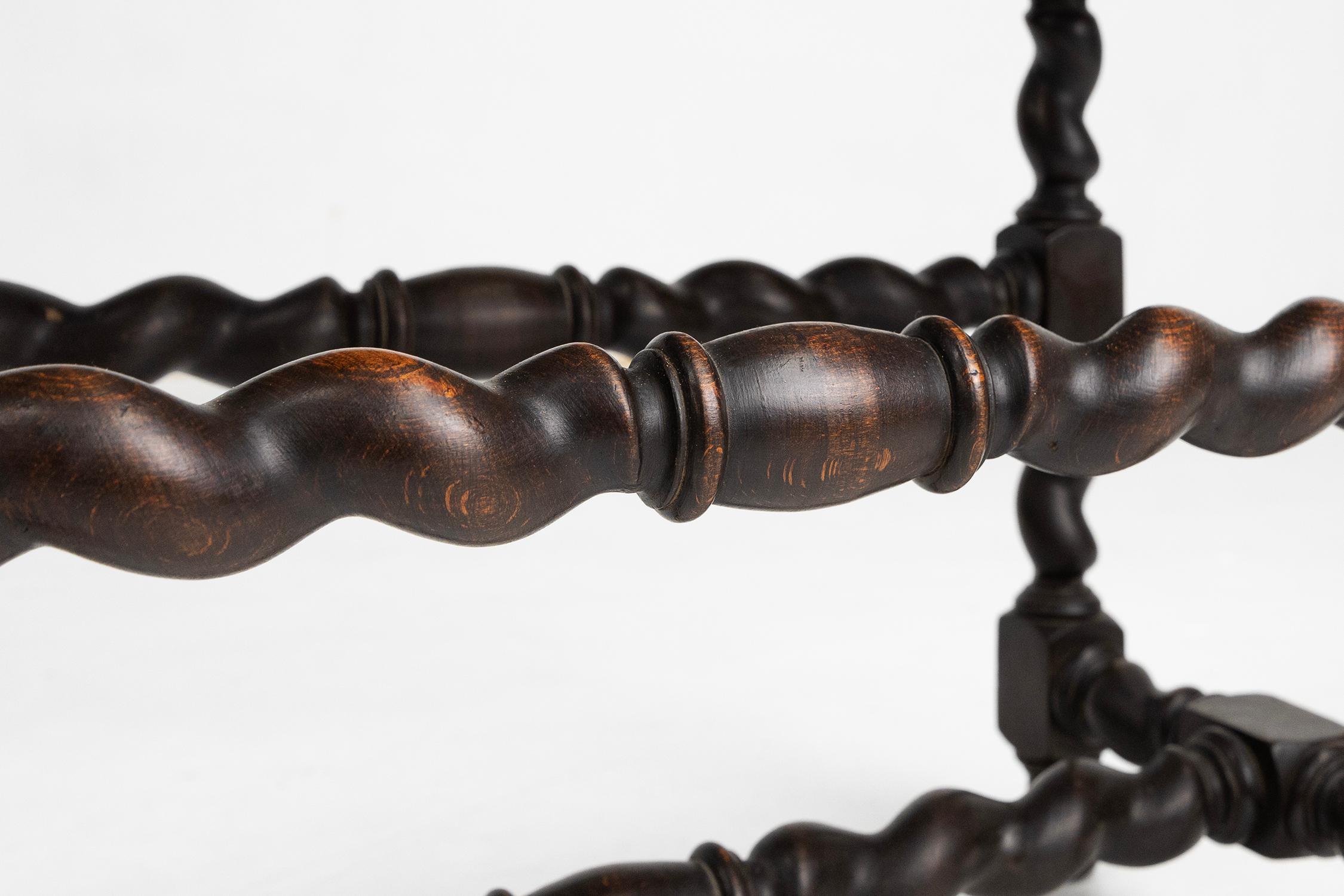 Tabouret français ancien en bois avec plateau en rotin, vers 1880 en vente 1