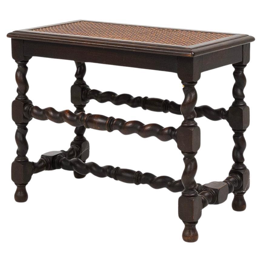Antiguo taburete francés de madera con tapa de ratán, ca. 1880