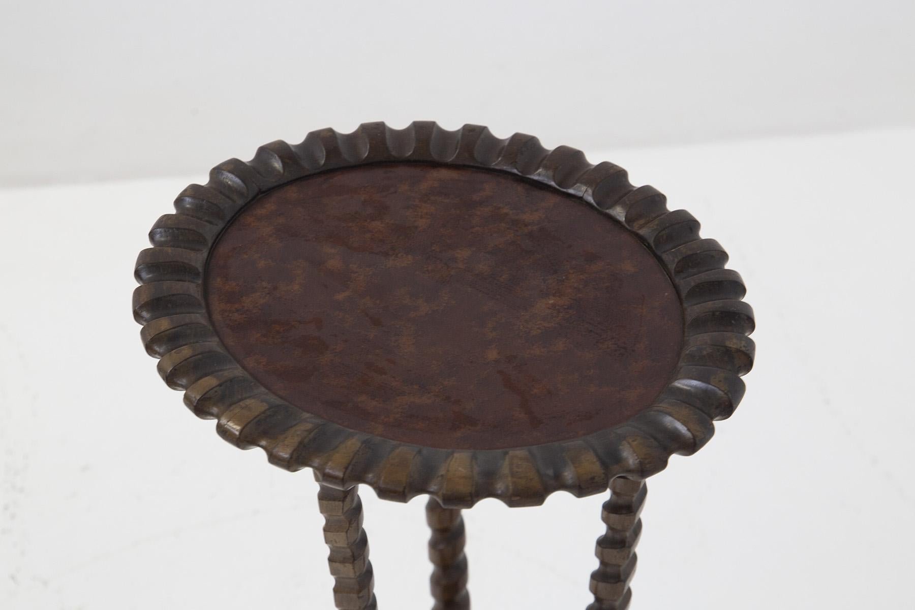 Beautiful antique table from the early 1900s made of wood, very elegant.
The table is made entirely of dark wood, finely crafted. There are three legs worked in a very special technique interwoven, really beautiful.
The legs are connected by a